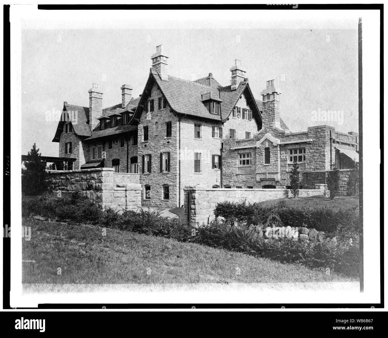 Außenansicht von hinten und von der Seite der Startseite von Edmund Cogswell Converse, Greenwich, Connecticut Abstract / Medium: 1 Foto: cyanotypie. Stockfoto