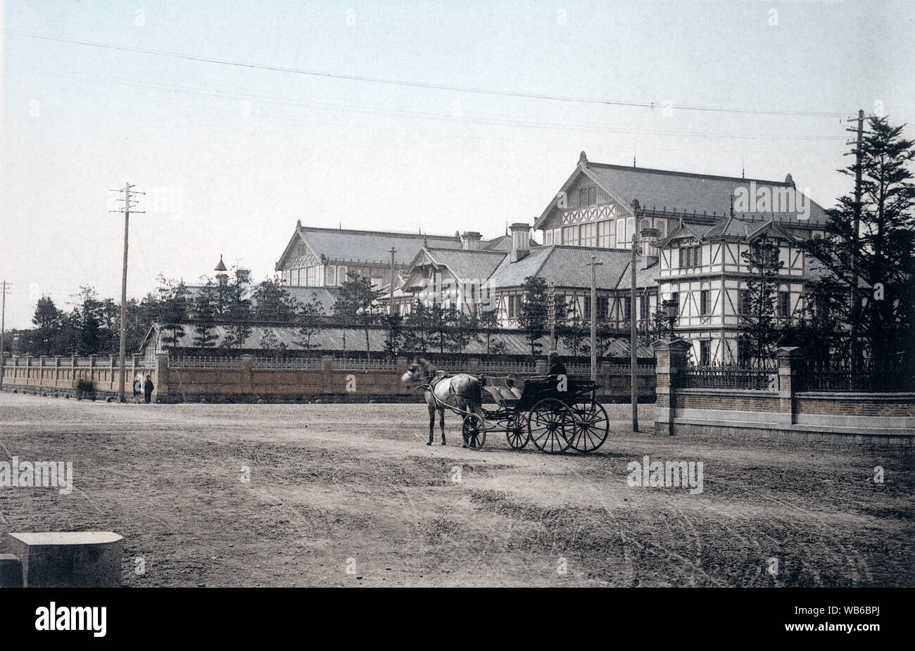 [1890s Japan - Japanische Häuser des Parlaments] - Die imperiale Häuser der Diät in Tokio. Der Reichstag von der Meiji Verfassung im Jahr 1889 wurde Japans erste moderne Gesetzgebung. Bald nach seiner Fertigstellung, das Gebäude brannte nieder. Das zweite Gebäude, hier dargestellt, wurde an der gleichen Stelle, aber es brannte im Jahre 1925 (taisho 14). Der dritte befristete Diät Gebäude wurde im Dezember dieses Jahres abgeschlossen. Es verwendet wurde, bis der aktuelle National Diet Gebäude im November 1936 abgeschlossen wurde. 19 Vintage Lichtdruck drucken. Stockfoto