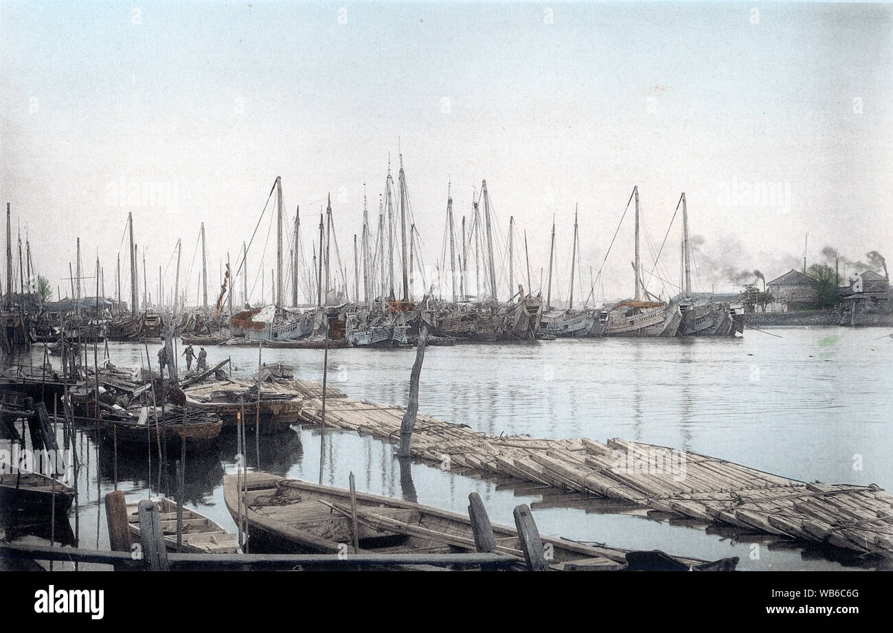 [1890s Japan - Boote in Sumida River, Tokio] - Cargo Dschunken in der Sumida River, Tokio verankert. Lichtdruck Foto von Cenes in der östlichen Hauptstadt von Japan" von kazumasa Ogawa 1895 veröffentlicht (Meiji 28). 19 Vintage Lichtdruck drucken. Stockfoto