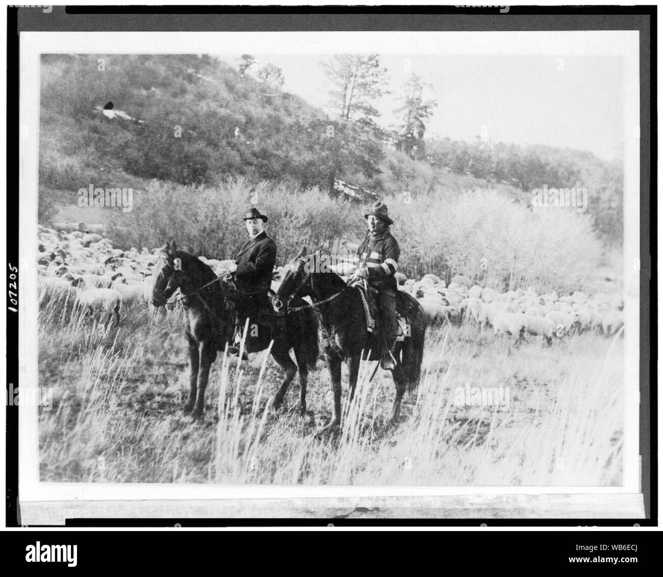 EDD Ladd, Vollblut Apache Indian, Jicarilla Reservierung, New Mexico, mit indischen Kommissar Cato Sells, auf dem Pferderücken Stockfoto