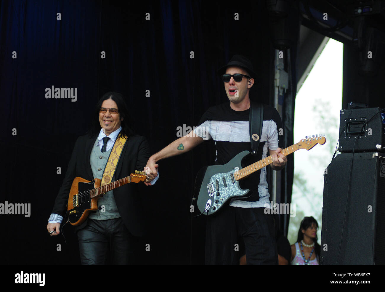 Rio de Janeiro, den 20. September 2015. Gitarrist Pepeu Gomes und sein Sohn Gitarrist Pedro Baby spielen und singen zusammen während ihres Shows im Rock in Rio 20 Stockfoto