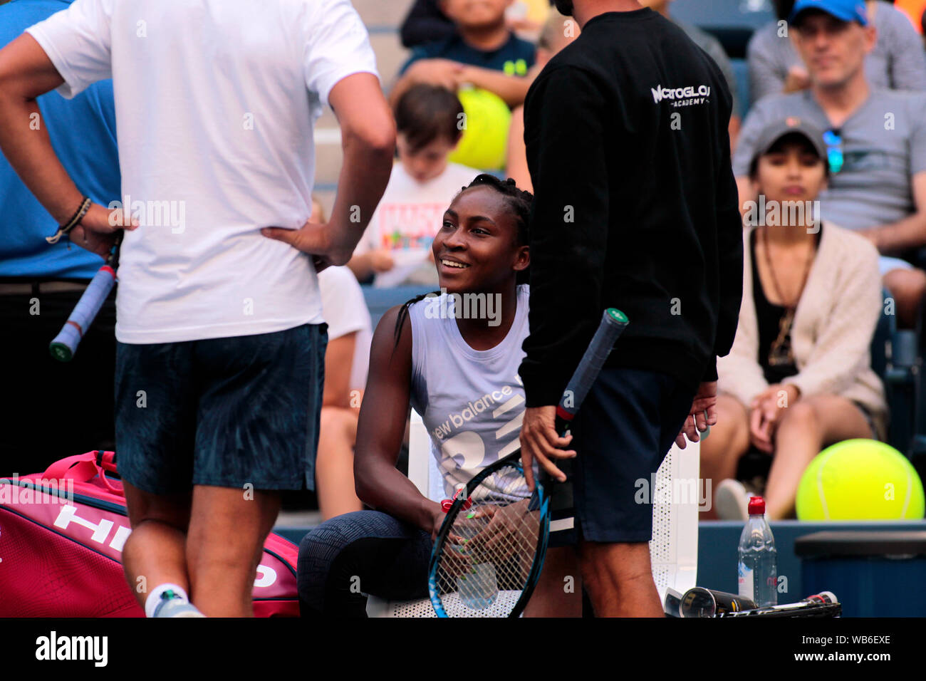 Flushing Meadows, New York, United States. 24 Aug, 2019. Cory Gauf der Vereinigten Staaten teilt ein Lachen mit ihrer Praxis Partner während des Trainings an der National Tennis Center in Flushing Meadows, New York in Vorbereitung auf die US Open, die am kommenden Montag beginnt. Quelle: Adam Stoltman/Alamy leben Nachrichten Stockfoto