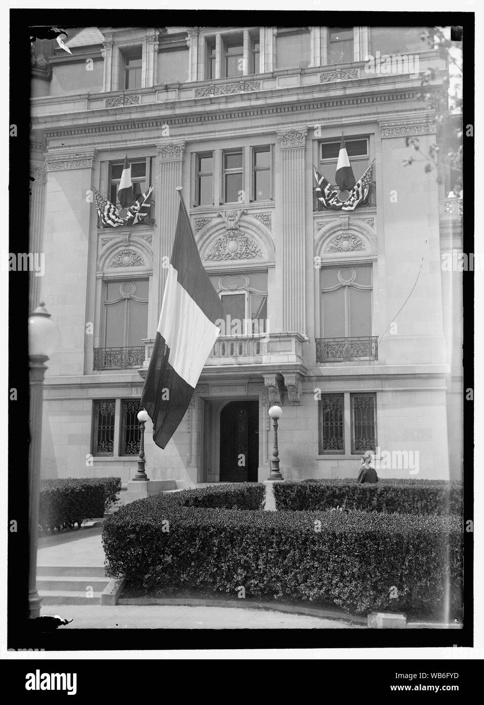 Flaggen Flaggen der Alliierten AUF FRANZÖSISCHE BOTSCHAFT WÄHREND DES BESUCHS DES BRITISCHEN UND FRANZÖSISCHEN KOMMISSARE Abstract / Medium: 1 Negativ: Glas; 5 x 7 in. oder kleiner Stockfoto