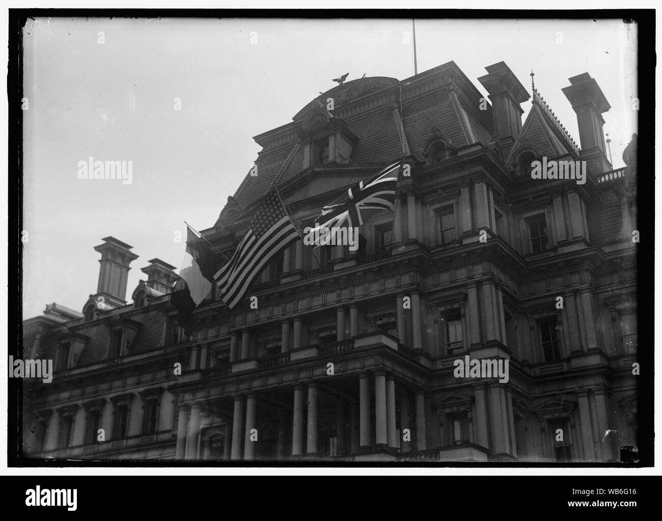 Fahnen. Amerikanische, britische und französische Fahnen auf STATE DEPARTMENT. Besuch der Alliierten Kommission Abstract / Medium: 1 Negativ: Glas; 5 x 7 in. oder kleiner Stockfoto