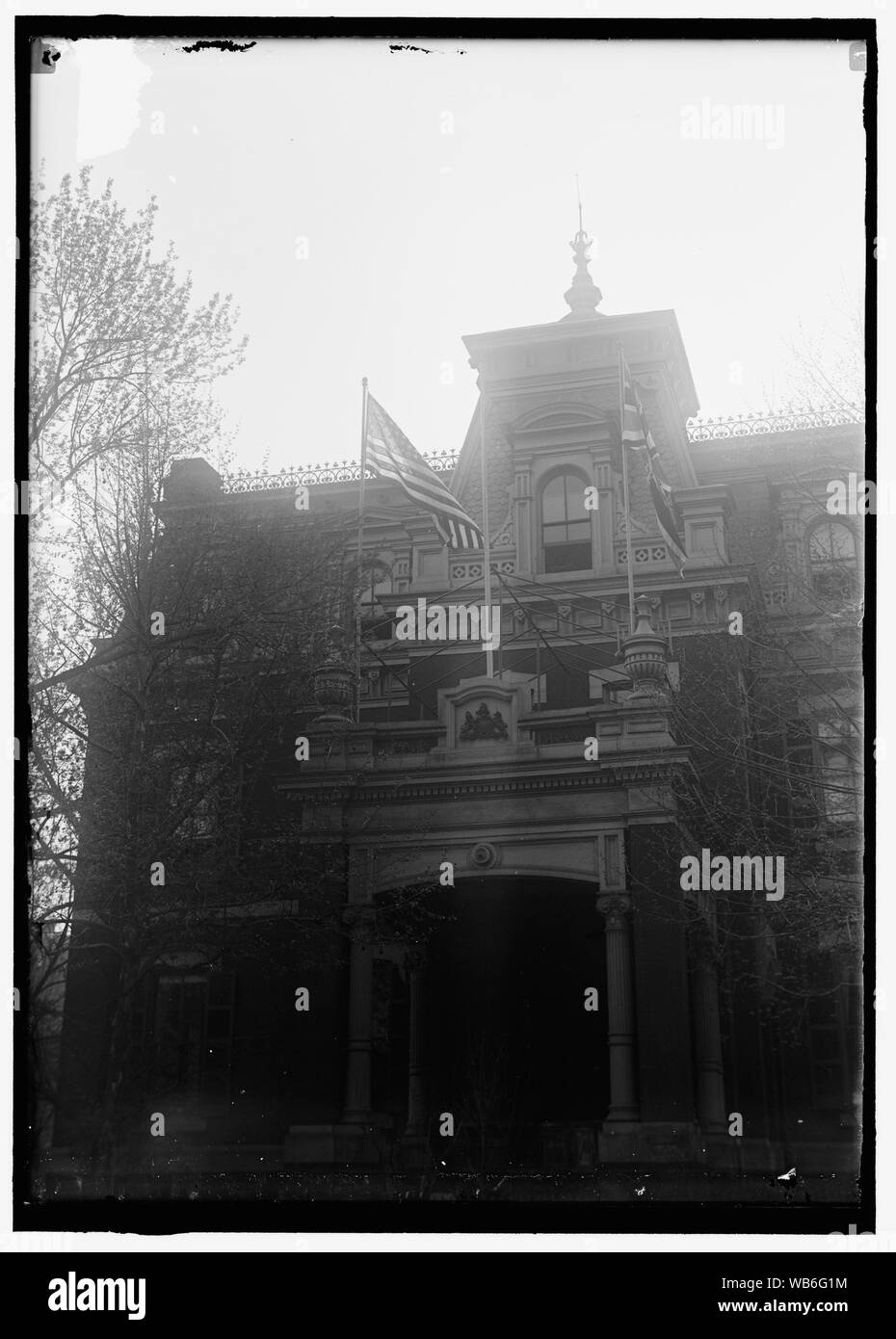 Fahnen. Britische und amerikanische Flaggen auf Britische Botschaft Abstract / Medium: 1 Negativ: Glas; 5 x 7 in. oder kleiner Stockfoto