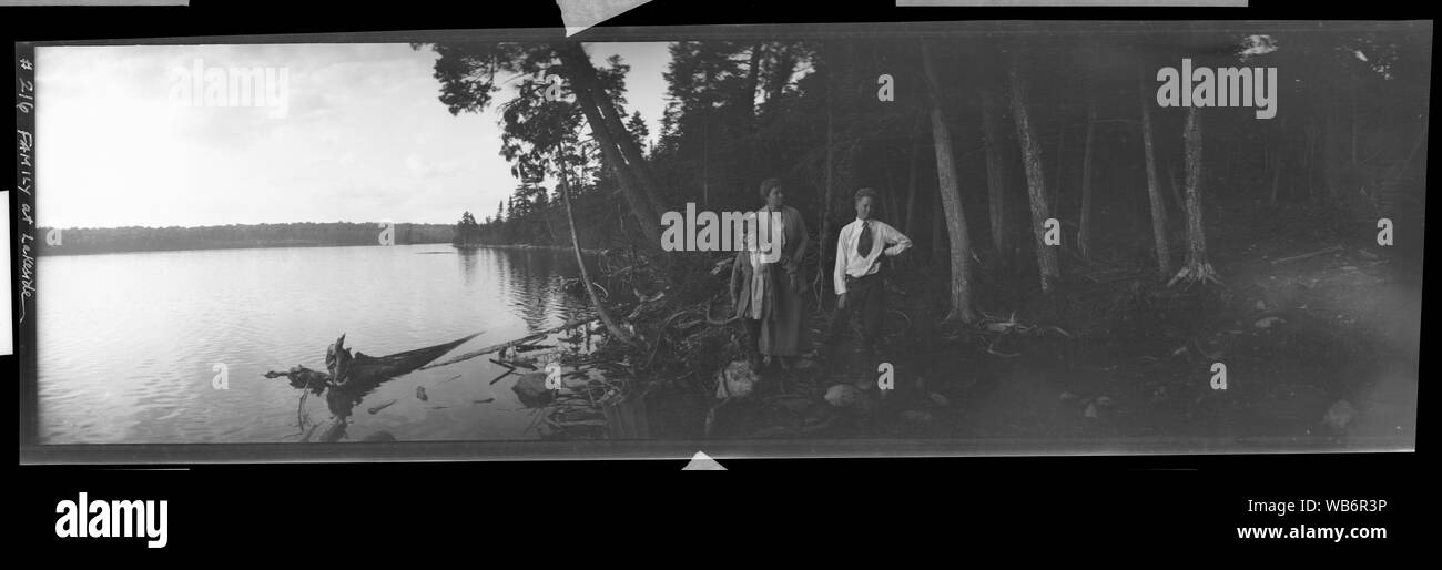 Familie am Lakeside Abstract / Medium: 1 Foto: Nitrat negativ; 11 x 31 cm. (4x12-Format) Stockfoto