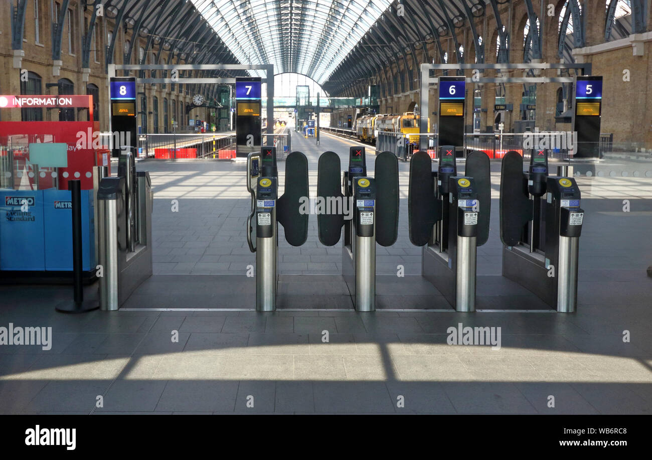 Von London Kings Cross Station ist leer. Fahrgäste stehen vor Alptraum Reisen über dieses Wochenende mit der London Kings Cross Station abgeschaltet und schwere Störungen im Netzwerk erwartet. King's Cross ist einer der verkehrsreichsten Bahnhöfe der Hauptstadt und wird am Samstag und aufgrund größerer Engineering arbeitet auf der East Coast Main Line Sonntag über Feiertag geschlossen. Stockfoto