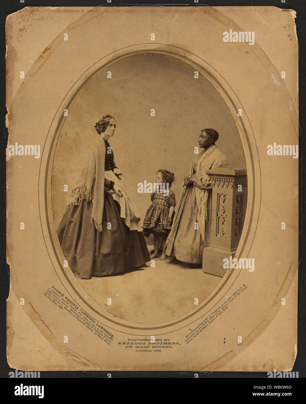 Fannie Virginia Casseopia Lawrence, ein erlöst slave Kind, fünf Jahre alt, als sie erschienen, als in Sklaverei gefunden. In Virginia mit Catharine [d.h., Catherine] S. Lawrence erlöst; in Brooklyn getauft, Plymouth an der Kirche von Henry Ward Beecher, Mai 1863/von Kellogg Brüder fotografiert, 279 Main Street, Hartford Anschl. Abstract / Medium: 1 Foto auf dem Berg; ovale Bild 18,5 x 13,5, auf dem Berg 25 x 20 cm. Stockfoto