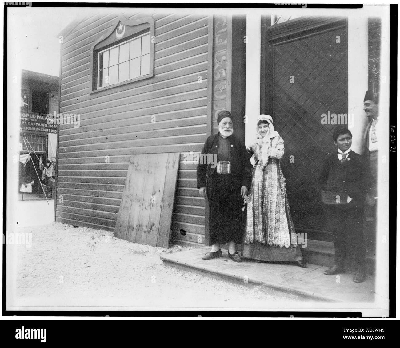 Far-Away-Mose mit Frau im Mittleren Osten Kleid bei World's Columbian Exposition, Chicago, Illinois Abstract / Medium: 1 Fotoabzug. Stockfoto