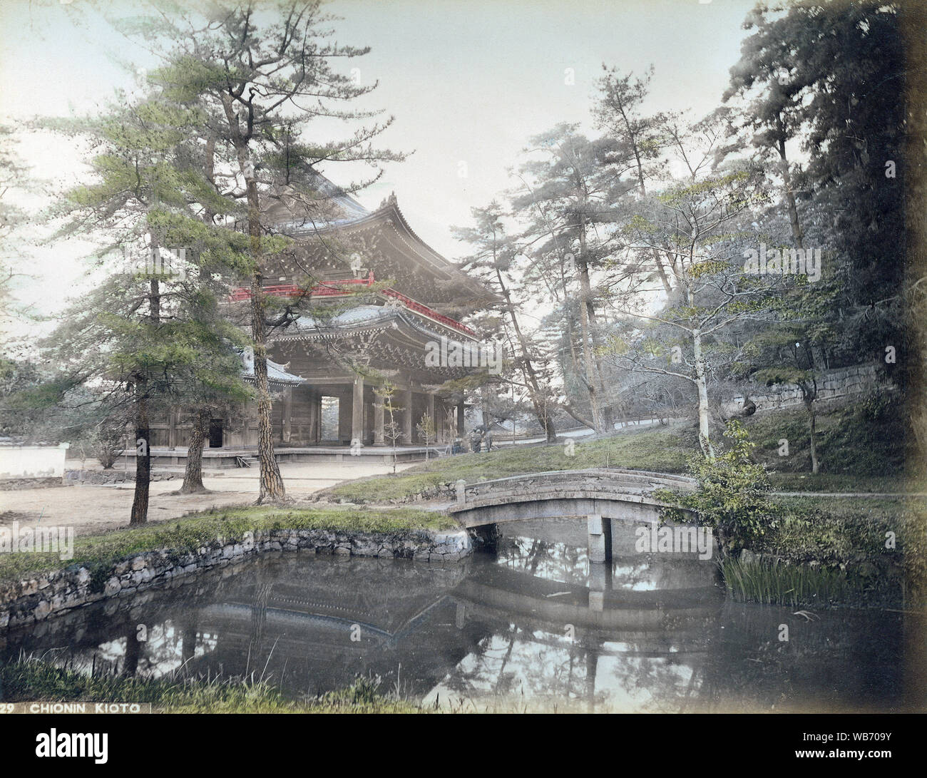 [1890s Japan - Buddhistische Temple Gate in Kyoto] - Blick von einer Brücke aus Stein auf der San-mon Main Gate im Chion-in buddhistischen Tempel im Stadtteil Higashiyama in Kyoto, Japan. Das Tor wurde von Tokugawa Hidetada gebaut. Der Bau wurde im Jahre 1619 begonnen und zwei Jahre später abgeschlossen. Chionin ist einer der größten Tempelanlagen in Japan und eine wichtige religiöse Hauptquartier. Es ist der Kopf, der Tempel des Jodo Sekte, die durch Honen Jonin von yoshimizu Zenbo (Tempel des Zen Sekte) initiiert wurde. 19 Vintage albumen Foto. Stockfoto