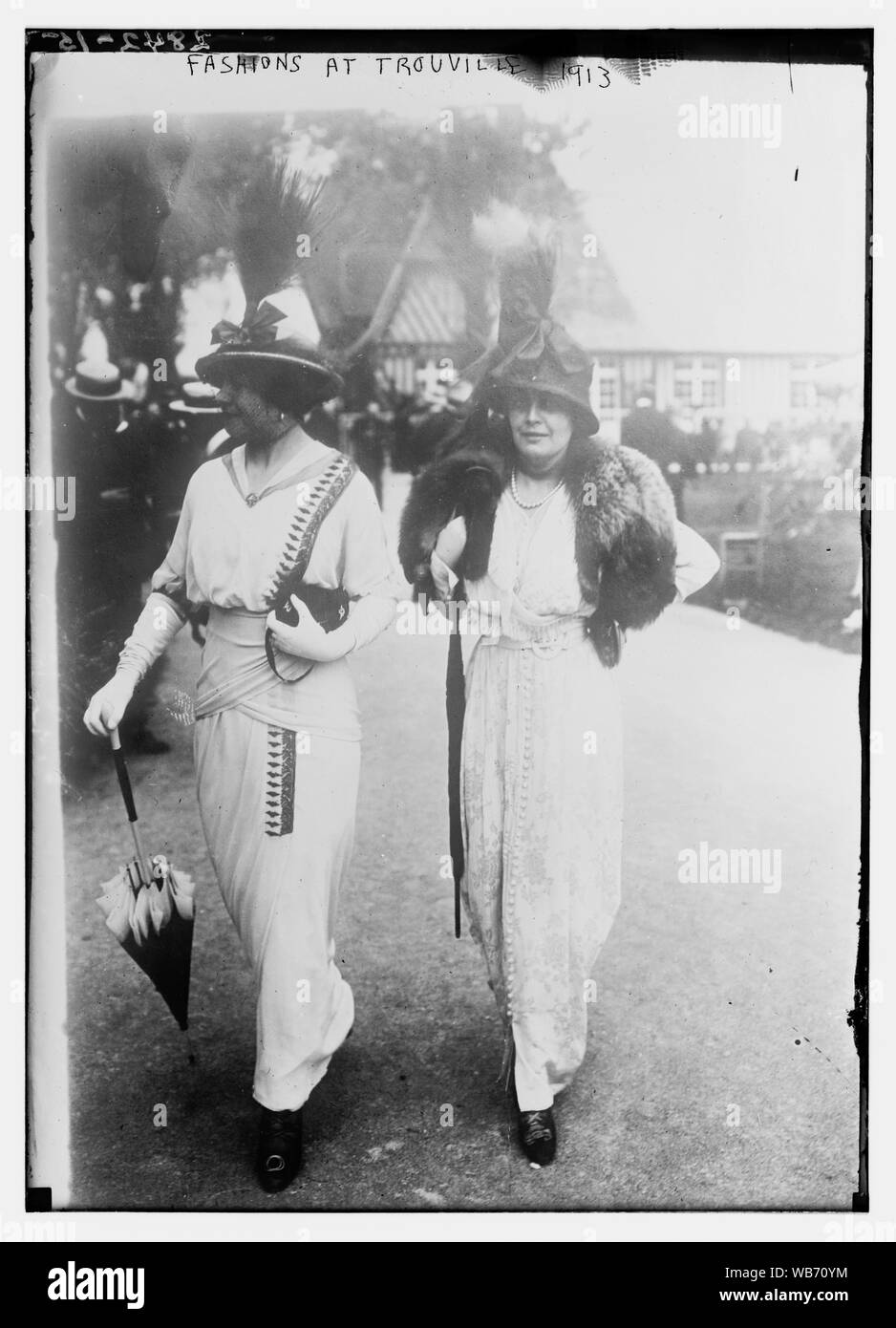 Moden in Trouville - 1913 Abstract / Medium: 1 Negativ: Glas; 5 x 7 in. oder kleiner. Stockfoto