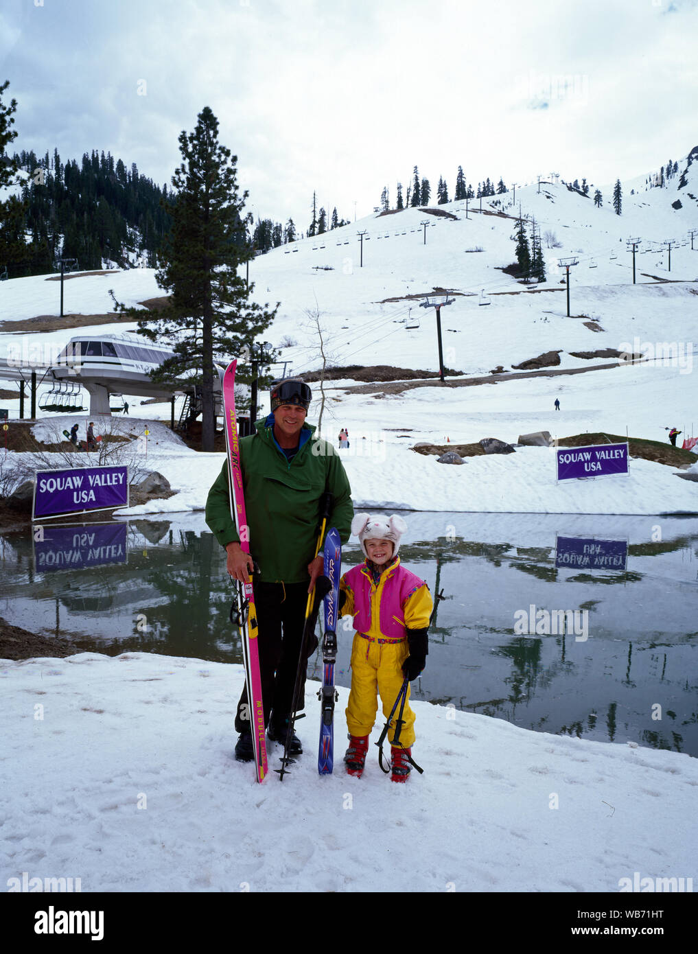 Vater und Tochter am Squaw Valley Ski Resort, Lake Tahoe, Kalifornien Stockfoto