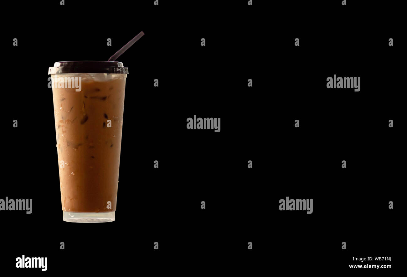 Eiskaffee in einem Kunststoff Glas schwarzen Hintergrund. Stockfoto