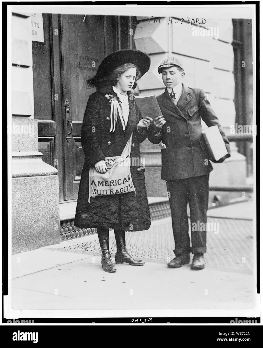 Fay Hubbard, 19-jährige Suffragette, full-length Portrait, stehend, Verkauf suffragette papers Abstract / Medium: 1 Fotoabzug. Stockfoto Fay Hubbard, 19-jährige Suffragette, full-length Portrait, stehend, Verkauf suffragette papers Abstract / Medium: 1 Fotoabzug. Stockfoto