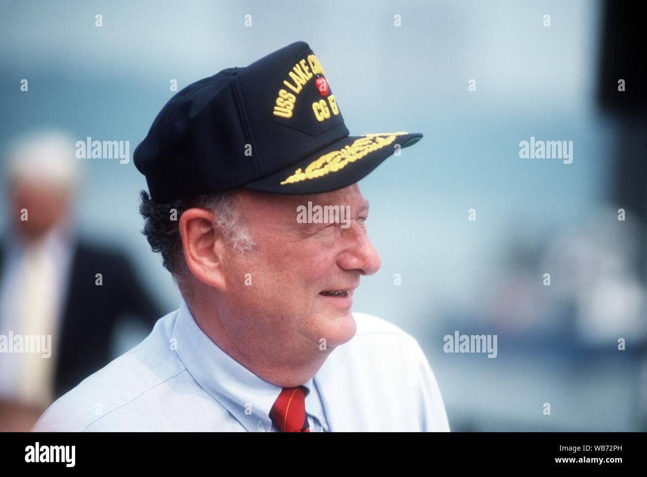 Edward Koch bei der Inbetriebnahme der USS Lake Champlain (CG-57). Stockfoto