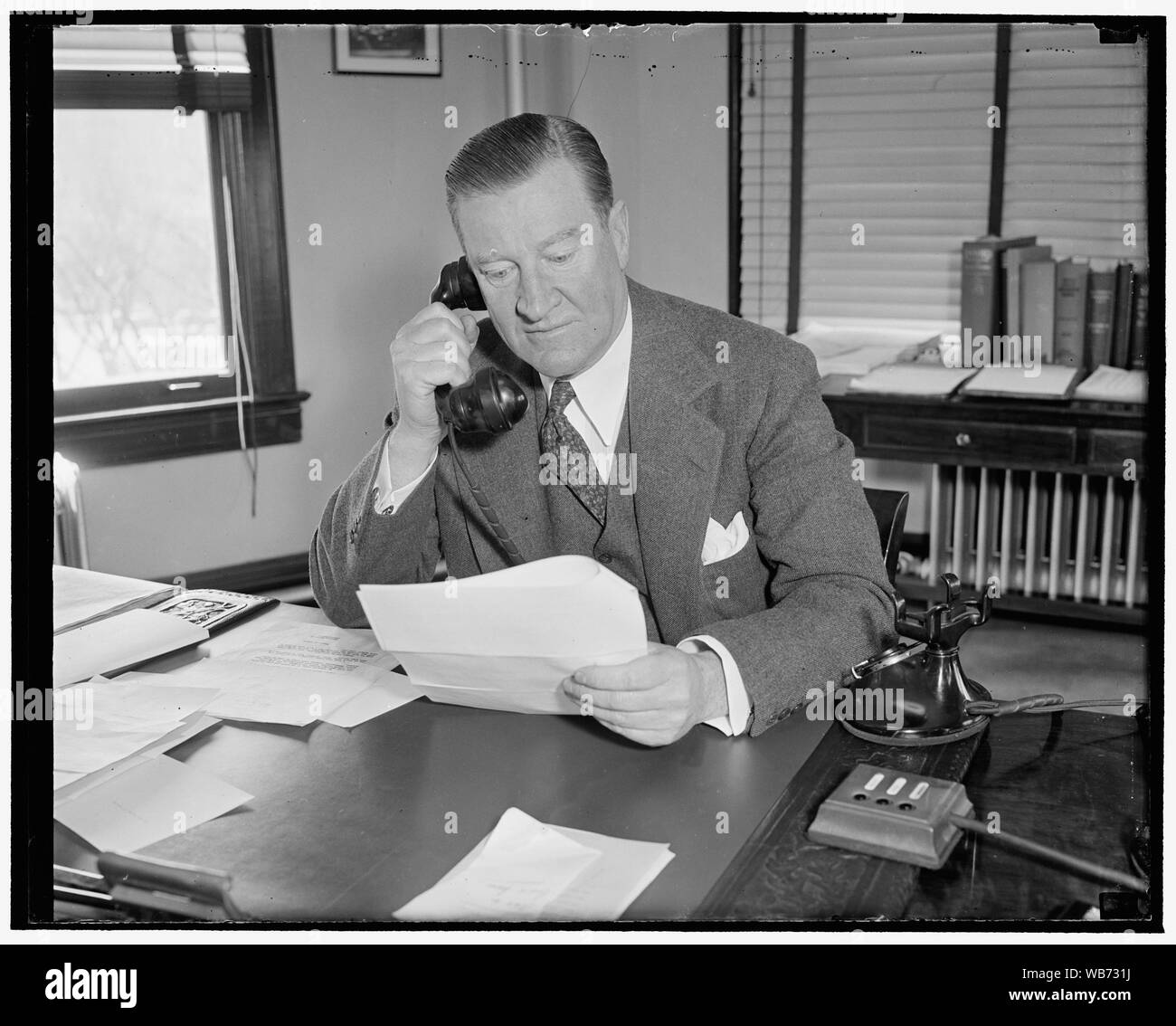 Federal Housing Administrator. Washington, D.C., den 9. März. Die Federal Housing Administrator Stewart MacDonald, fotografiert an seinem Schreibtisch heute, 3/9/38 Abstract / Medium: 1 Negativ: Glas; 4 x 5 in. oder kleiner Stockfoto Federal Housing Administrator. Washington, D.C., den 9. März. Die Federal Housing Administrator Stewart MacDonald, fotografiert an seinem Schreibtisch heute, 3/9/38 Abstract / Medium: 1 Negativ: Glas; 4 x 5 in. oder kleiner Stockfoto