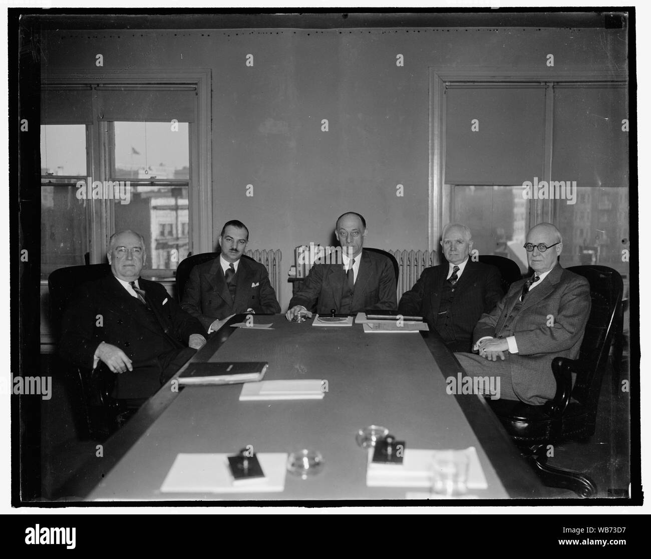 Federal Trade Commission. Washington, D.C., Jan. 3. Das erste Bild von der Federal Trade Commission mit dem neu gewählten Vorsitzenden Garland S. Ferguson, den Vorsitz. Nach rechts: Charles H. März, Robert E. freiere, Vorsitzender Garland S. Ferguson, Ewin L. Davis und William A. Ayres, 1/3/38 Abstract / Medium: 1 Negativ: Glas; 4 x 5 in. oder kleiner Links Stockfoto