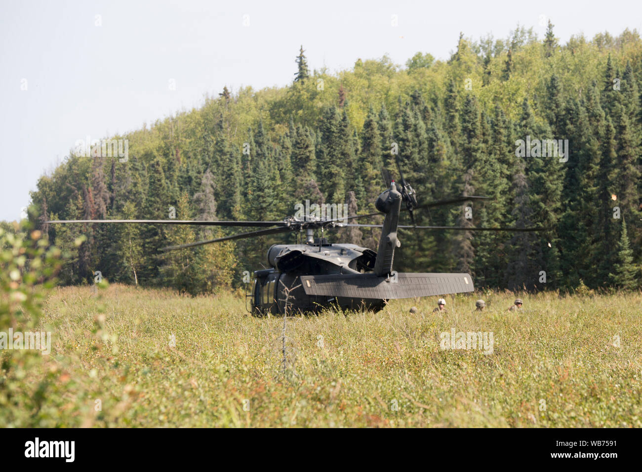 Us-Marines mit 3 Bataillon, 23 Marine Regiment, als Gruppe eine während des taktischen Einsatzes in den Bereich der Betrieb während der 4Th Marine Division Super Squad Wettbewerb am 12.08.2019. Super Squad ist eine mehrtägige Wettbewerb gehalten an Joint Base Elmendorf-Richardson, das 23. und 25. Marine Regiment die Teilnahme an Veranstaltungen, patrouillieren Techniken, die Bekämpfung der Treffsicherheit, körperliche Ausdauer und kleine Einheit Führung. (U.S. Marine Foto von Cpl. Ronald L. Parker II) Stockfoto