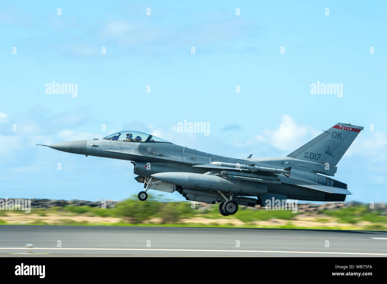 Eine F-16 Fighting Falcon von Die 138 Fighter Wing nimmt sie an Joint Base Pearl Harbor-Hickam, Hawaii, Aug 21, 2019 während Fighter übung Sentry Aloha 19-2. Die langjährige Übung ist routinemäßig statt Flieger mit aktuellen, realistischen und kostengünstige Ausbildung zu ermöglichen. Diese Iteration von Sentry Aloha Air National Guard umfasst Mitglieder aus 15 Staaten und eine Einheit aus der Royal Australian Air Force. (U.S. Air National Guard Foto von Master Sgt. Mysti Bicoy) Stockfoto