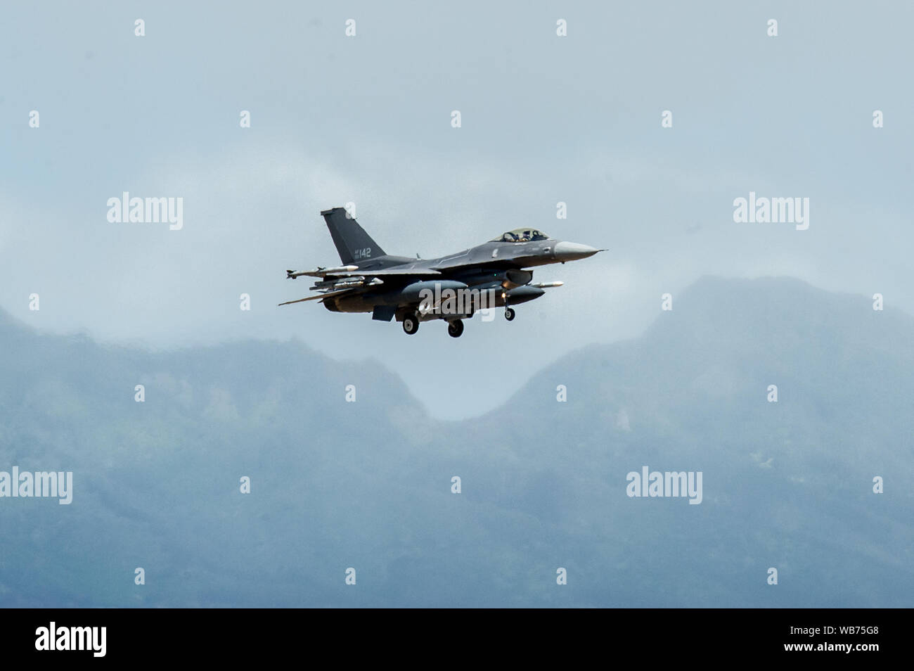 Eine F-16 Fighting Falcon von Die 138 Fighter Wing schwebt über Joint Base Pearl Harbor-Hickam, Hawaii, Aug 21, 2019 während Fighter übung Sentry Aloha 19-2. Die langjährige Übung ist routinemäßig statt Flieger mit aktuellen, realistischen und kostengünstige Ausbildung zu ermöglichen. Diese Iteration von Sentry Aloha Air National Guard umfasst Mitglieder aus 15 Staaten und eine Einheit aus der Royal Australian Air Force. (U.S. Air National Guard Foto von älteren Flieger John linzmeier) Stockfoto