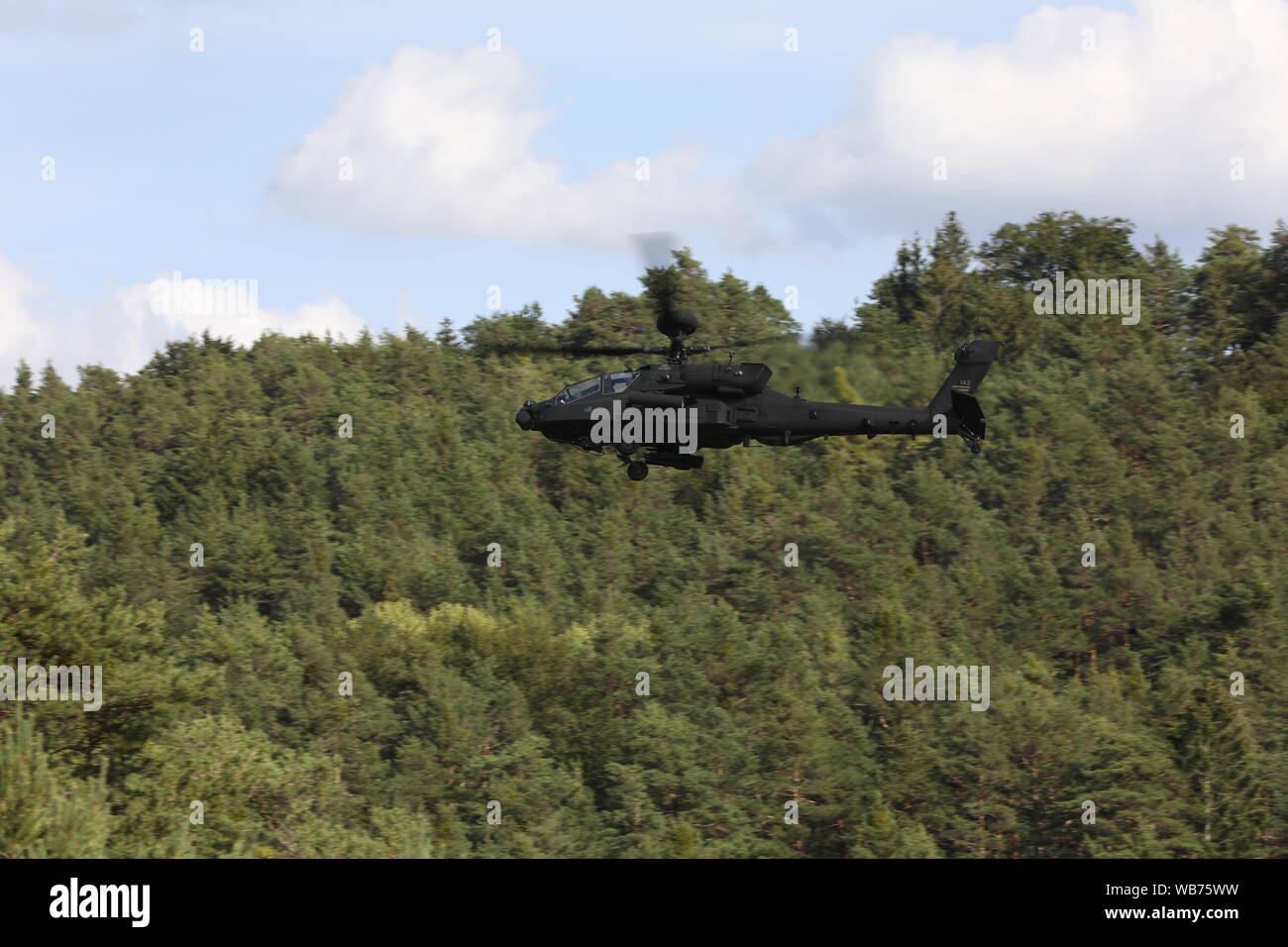 Us-Soldaten in den 1 Geschwader zugewiesen, 6 Kavallerie Regiments, 1 Infanterie Division, Verhalten im Flugbetrieb Luft aus einem AH-64D Apache longbow Hubschrauber während kombiniert Lösen XII am Hohenfels Training Bereich in Deutschland, Nov. 21, 2019. Kombinierte Lösung XII ist eine alle zwei Jahre stattfindende Übung, die als Combat Training Center Zertifizierung für Regional zugeteilten Kräfte dient. Diese Wiederholung der Übung erfolgt in zwei Phasen an Grafenwöhr und Hohenfels Training in Bereichen zwischen 12.08.1-11 und 11-27. (U.S. Armee Foto von SPC. Enrique Moya) Stockfoto