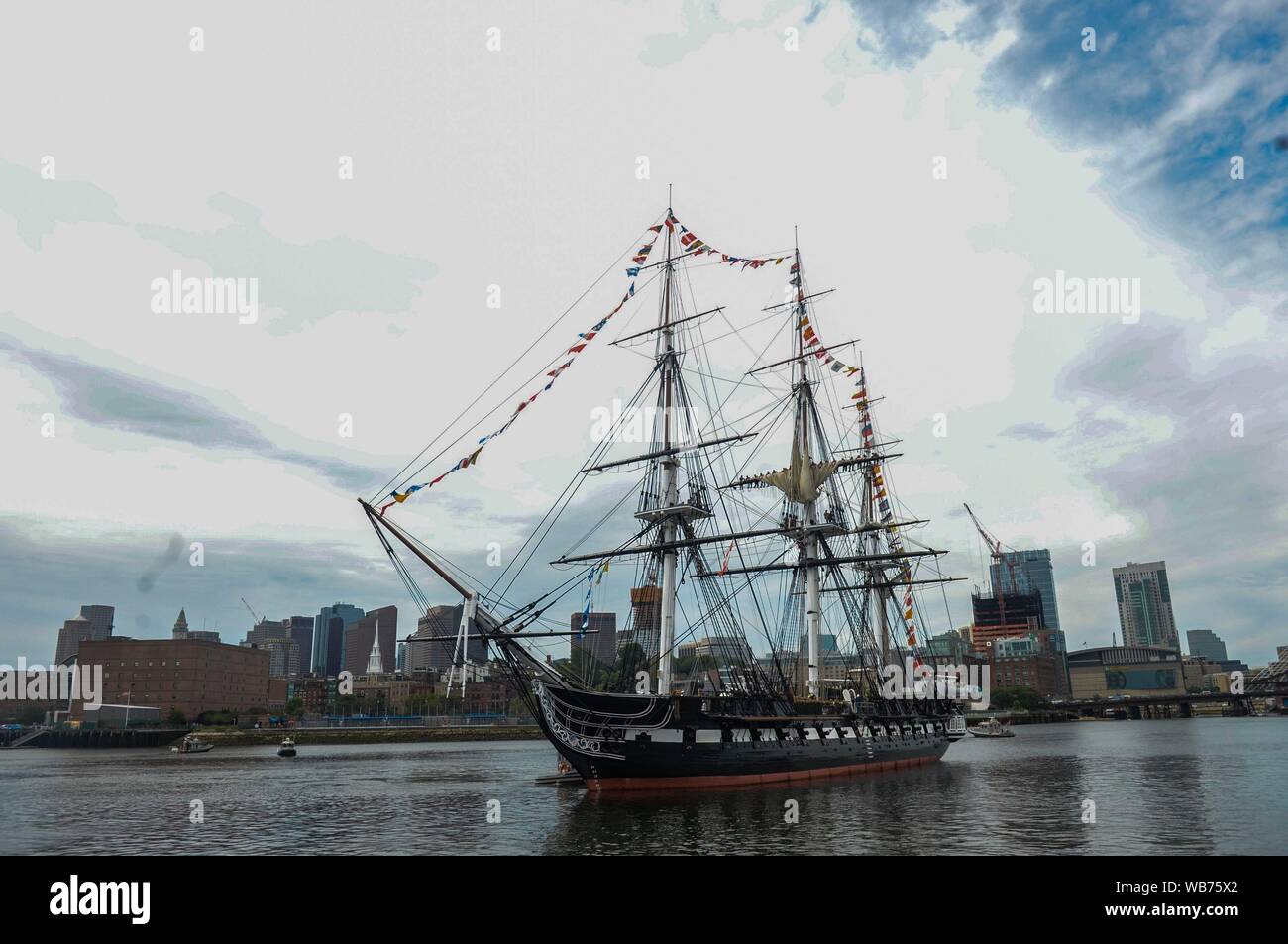 BOSTON (Aug. 23, 2019) USS Verfassung geht derzeit in Boston Harbor während Chief Petty Officer Erbe Woche. Chief Petty Officer Erbe Woche ist eine Woche zu Mentoring neueste Leiter der Marine durch Marine Geschichte und das Erbe der Ausbildung an Bord America's Schiff, die USS Constitution gewidmet. (U.S. Marine Foto von Mass Communication Specialist 3. Klasse Peter Ticich/Freigegeben) Stockfoto