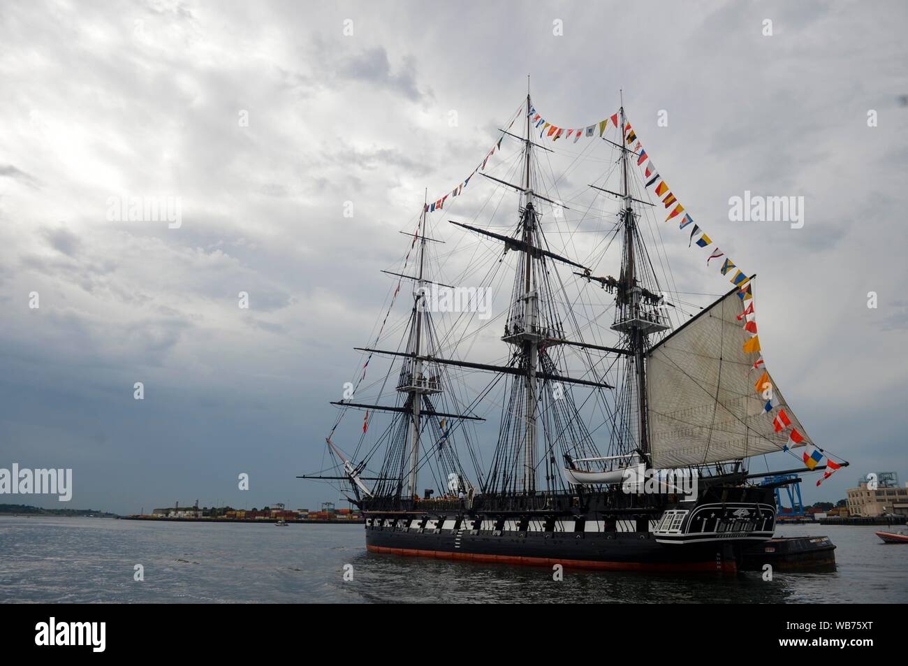 BOSTON (Aug. 23, 2019) USS Verfassung ist zog in Boston Harbor während Chief Petty Officer Erbe Woche. Chief Petty Officer Erbe Woche ist eine Woche zu Mentoring neueste Leiter der Marine durch Marine Geschichte und das Erbe der Ausbildung an Bord America's Schiff, die USS Constitution gewidmet. (U.S. Marine Foto von Mass Communication Specialist 3. Klasse Peter Ticich/Freigegeben) Stockfoto