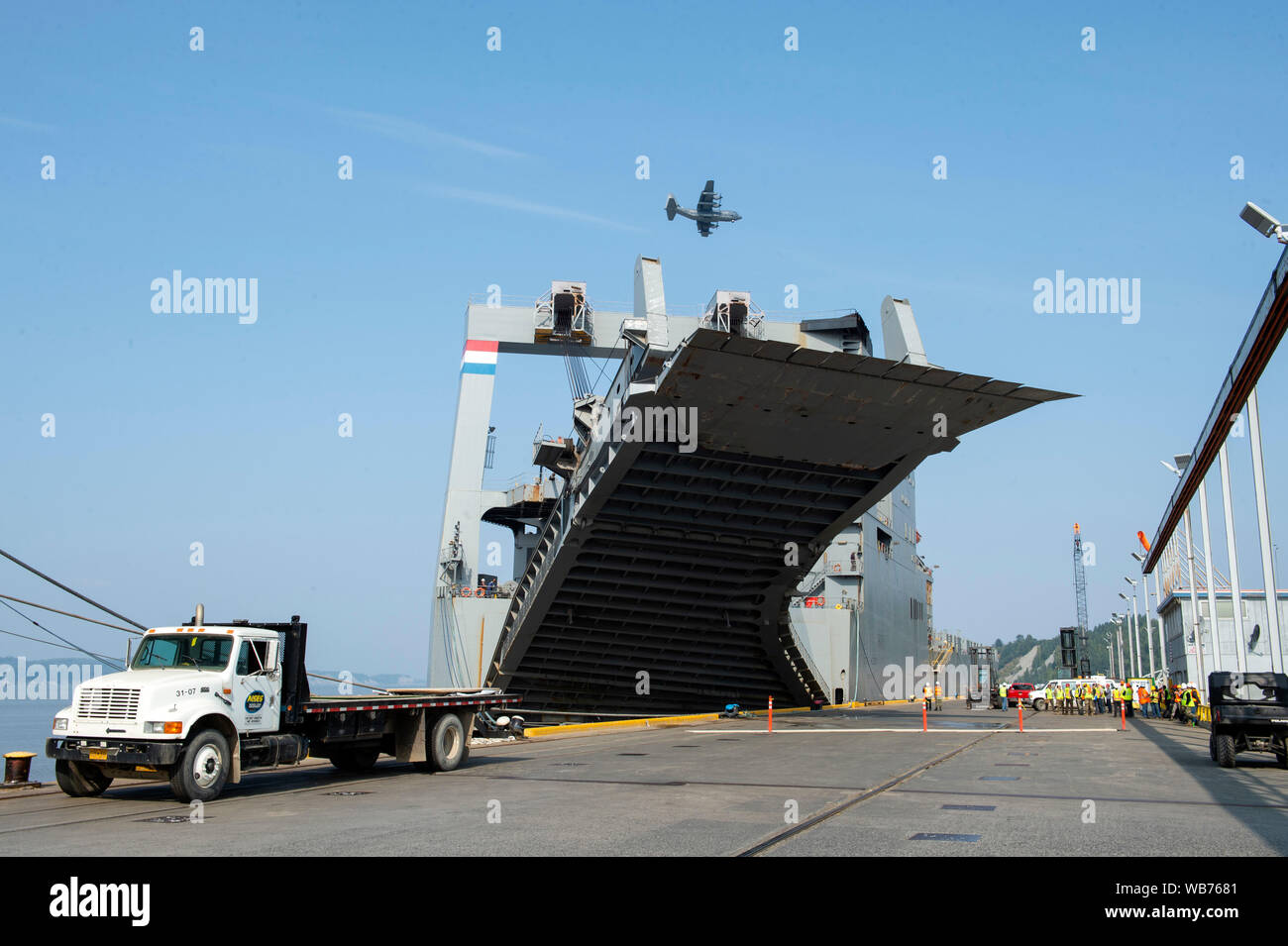 Longshoremen Last militärische Fahrzeuge und Container, die US-Armee in Alaska bei einer gemeinsamen Bereitschaft Übung (JRE) im Hafen von Anchorage in Anchorage, Alaska, 22.08.2019. Während der JRE-Flieger und Soldaten aus Joint Base Elmendorf-Richardson arbeitete mit der Armee Oberfläche Bereitstellung und Verteilung des Befehls 833 d Transport Bataillon ca. 1450 Fahrzeuge und 440 Container von Geräten von JBER zum Hafen von Anchorage zu bewegen. Im Hafen von Anchorage der Fahrzeuge und Geräte wurden auf der Nationalen Verteidigung finden Flotte Schiffe geladen, das MS Cape Aufstieg und MV Cape Stockfoto