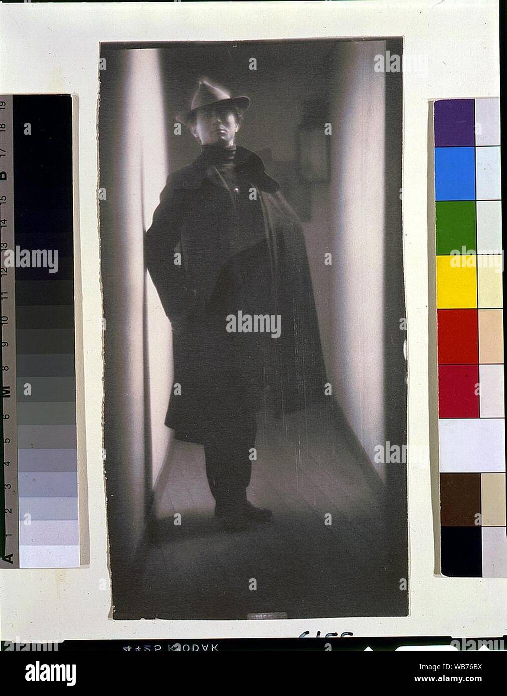 Edward Steichen, in Mantel und Hut, stehend im Flur, Porträt Stockfoto