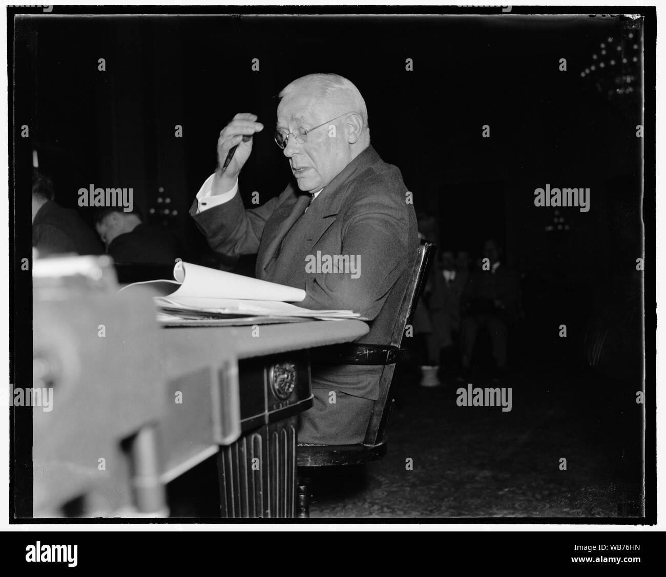 Weniger Arbeitsplätze, es sei denn, Eisenbahnen, den auf sie entfallenden Anteil der Verkehr, fact finding Kommission mitgeteilt bekommen. Washington, D.C., 3. A.F. Cleveland, Vizepräsident der Vereinigung der Amerikanischen Eisenbahnen, heute erklärte Präsident Roosevelt's fact finding Kommission, es sei denn, dass Eisenbahnen einen Eigenanteil von Verkehr zu erhalten, gibt es weniger Arbeitsplätze geben wird. Cleveland, Unterstützung des Vorschlags die Schienenverkehrsunternehmen' für eine 15 Prozent Lohnkürzung; sagte, dass der Eisenbahn ist nicht mal mehr ein halb-Monopol, 10/3/38 Abstract / Medium: 1 Negativ: Glas; 4 x 5 in. oder kleiner Stockfoto