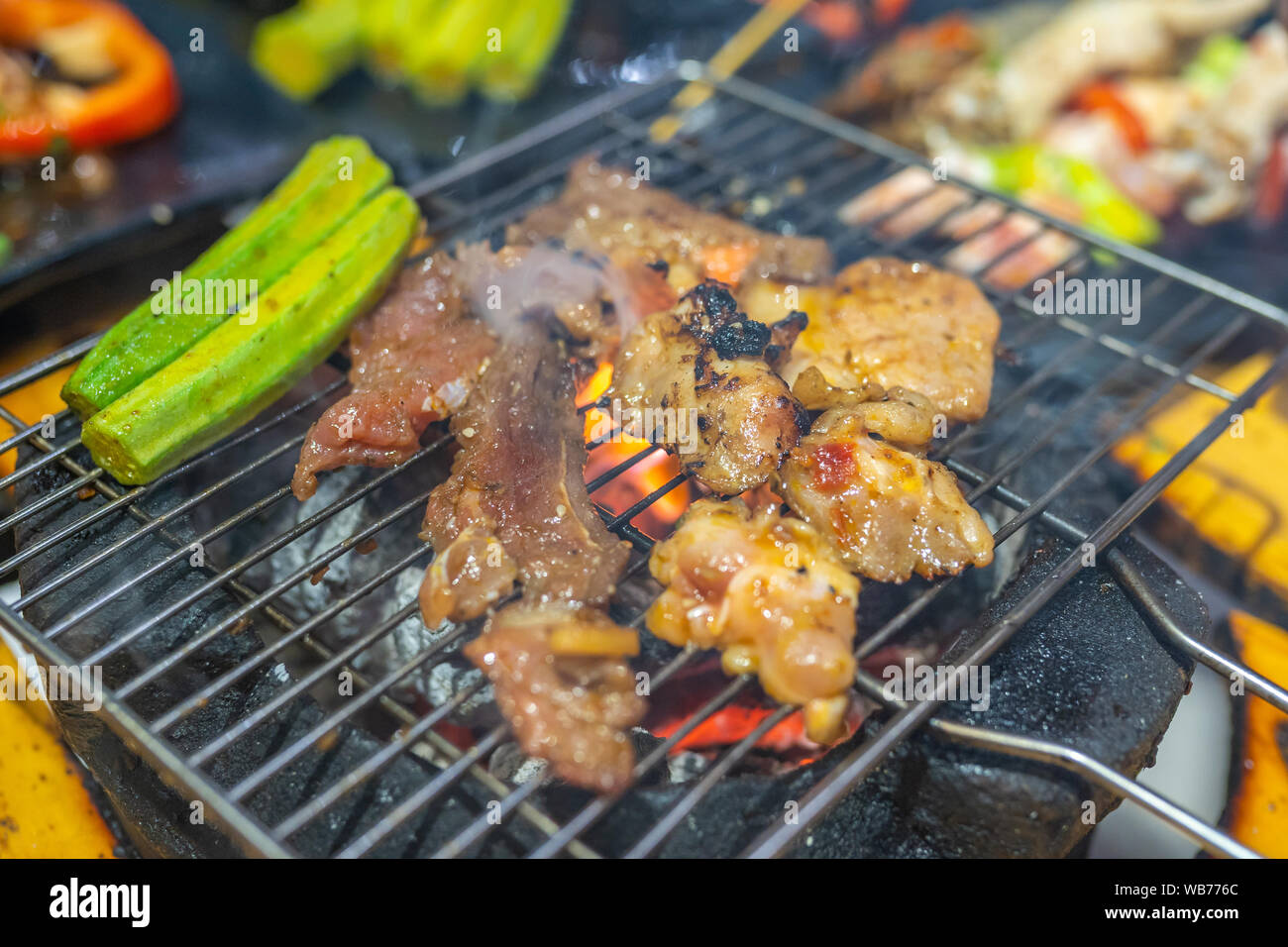 Grillen mariniertes Fleisch und Lady Finger Gemüse auf Holzkohle Herd  Stockfotografie - Alamy