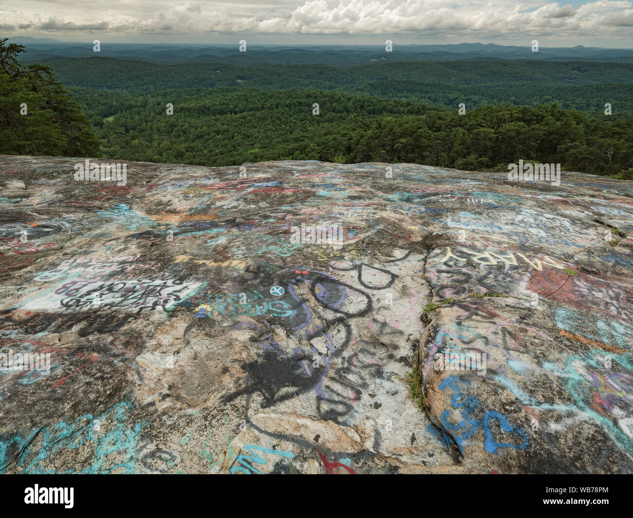 Graffiti bedeckt kahlen Felsen Erbe zu erhalten. Teil des Berges Brücke Wilderness Area in South Carolina. Ein beliebter Ort für Graffiti und malerischen v Stockfoto