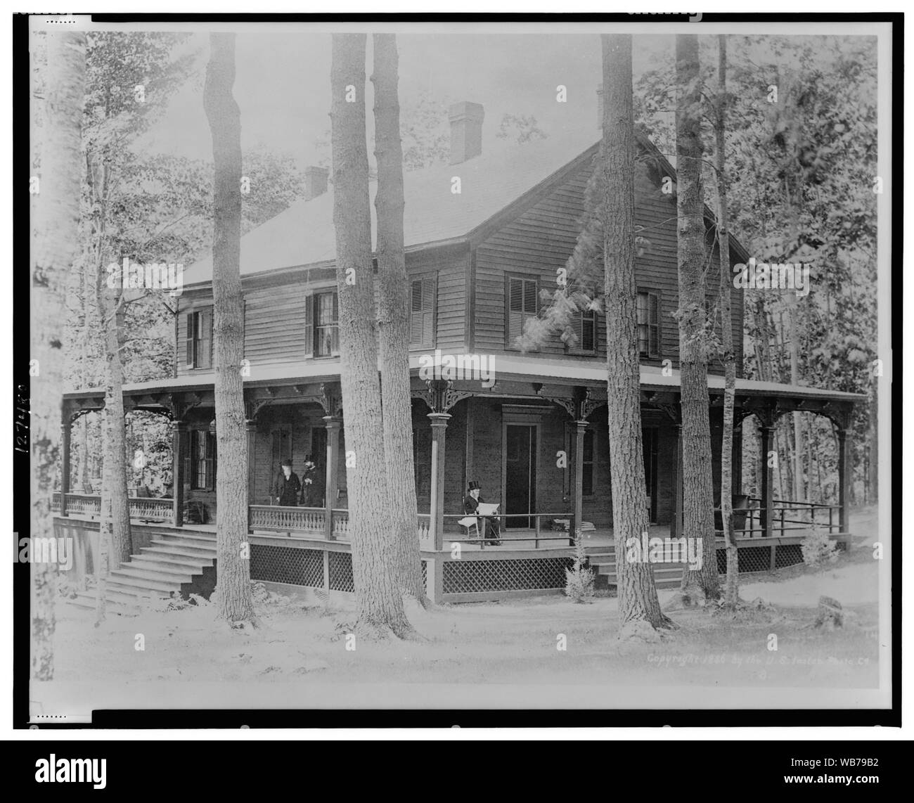 Schöne Aussicht von der General Grant Mountain Home, wo er seine letzten Tage in die frische Luft des Mt. McGregor, an der Drexel Cottage -- Die Allgemeinen in der Ruhe auf der Seite Portal gesehen; Dr. Douglas und Oberst Fred Grant in Absprache auf der Veranda Abstract / Medium: 1 Fotoabzug. Stockfoto