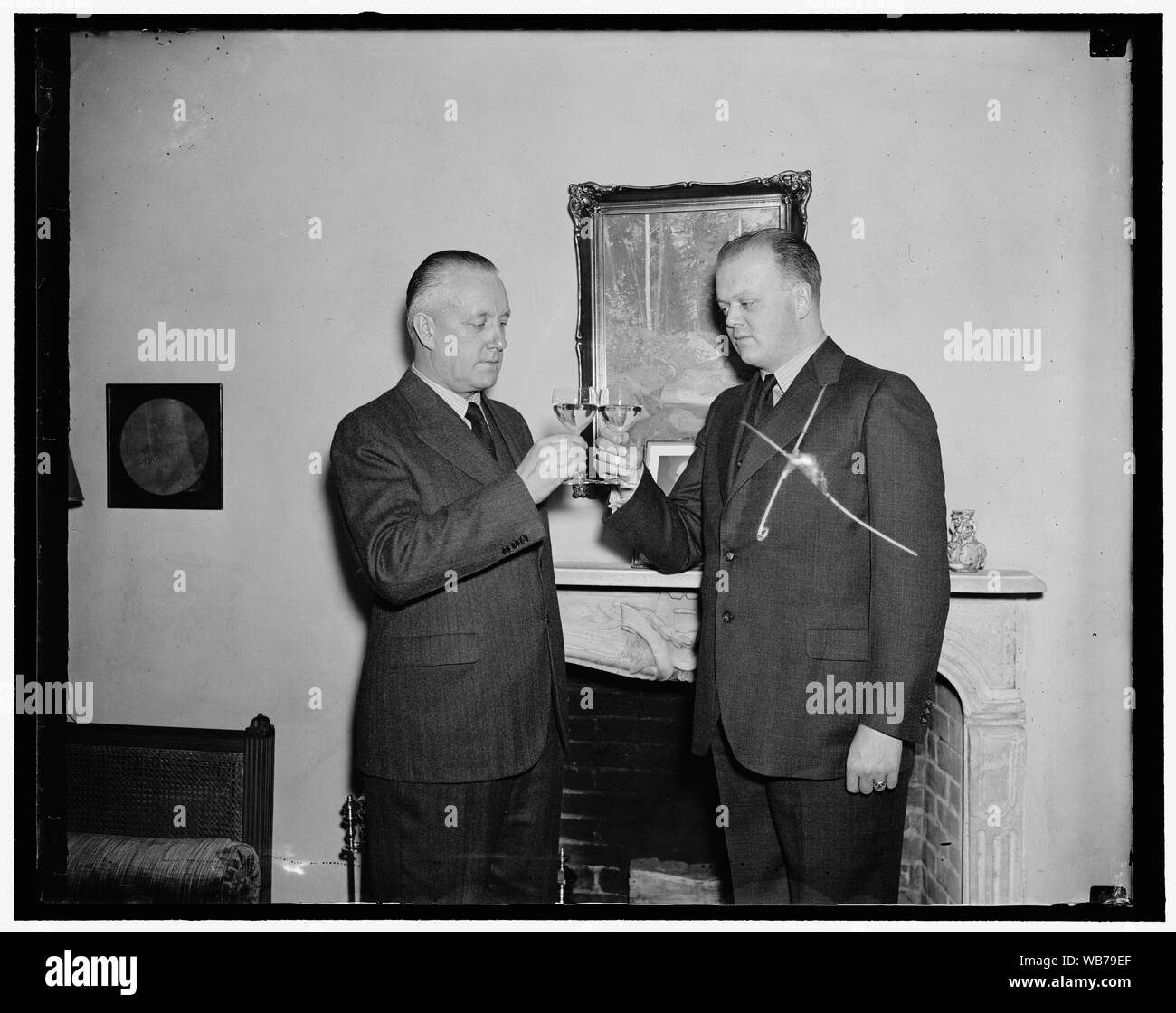 Finnland Getränke ein Toast. Washington, D.C., 31.12.15. Open House war heute bei der Gesandtschaft von Finnland hier. Toast waren betrunken von der Gesundheit ihrer Präsidenten Pehr Evind Svinhufvud Svinhufvudt [], der seinen 75. Geburtstag heute feiert; Finnland bezahlt auch ihre Kriegsschulden Rate heute in die Vereinigten Staaten, die nur Schuldner Nation, so zu tun, das war ein weiterer Grund, sich zu freuen. Die hier abgebildeten sind Dr. Eero Jarnefelt, (links) Finnland Minister in die Vereinigten Staaten, und Dr. Sigurd von Nummern, Sekretär der Gesandtschaft Abstract / Medium: 1 Negativ: Glas; 4 x 5 in. oder kleiner Stockfoto