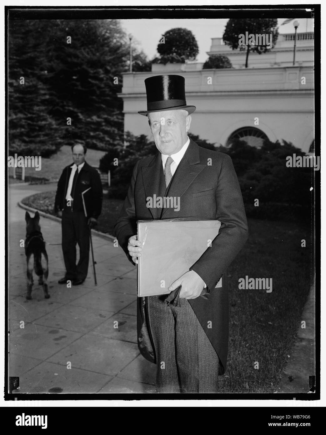 Finnische Briefmarken für den Präsidenten. Washington, D.C., 13. Eero Jarnfelt, der Minister aus Finnland, gezeigt in das Weiße Haus heute mit den ersten Briefmarken in Finnland gedruckt Commerce die Landung der Finnen und Schweden aus dem Delaware Küste vor 300 Jahren. Sie waren an den Präsidenten mit dem Lob von der Regierung Finnlands unterbreiteten, 10/13/38 Abstract / Medium: 1 Negativ: Glas; 4 x 5 in. oder kleiner Stockfoto