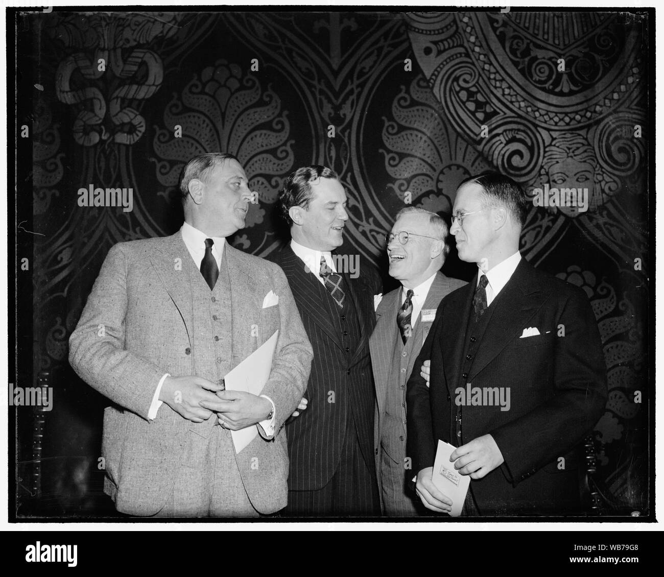 Die Finnen sehen Sie in der jährlichen Konferenz der US-amerikanischen Handelskammer. Washington, D.C., Mai 2. Mitglieder des finnischen Handels Delegation für die Beziehungen zu den Vereinigten Staaten, angeführt von Finnland Minister Hjalmar J. Prokop, hat in seiner heutigen Sitzung der 27. jährlichen Konferenz der US-Handelskammer begrüßt. Hier sehen wir, von Links nach Rechts: S. Clay Williams, Vorsitzender des Vorstandes, R.J. Reynolds Tobacco Co., finnische Ministerin Prokop, George W. Davis, Präsident der Kammer, und R.V. Fiendt, einer der führenden finnischen Bankier und Vorsitzender der Delegation für die Beziehungen zu den USA Abstract / Medium: 1 Negativ: Glas; 4 x 5 in. oder kleine Stockfoto