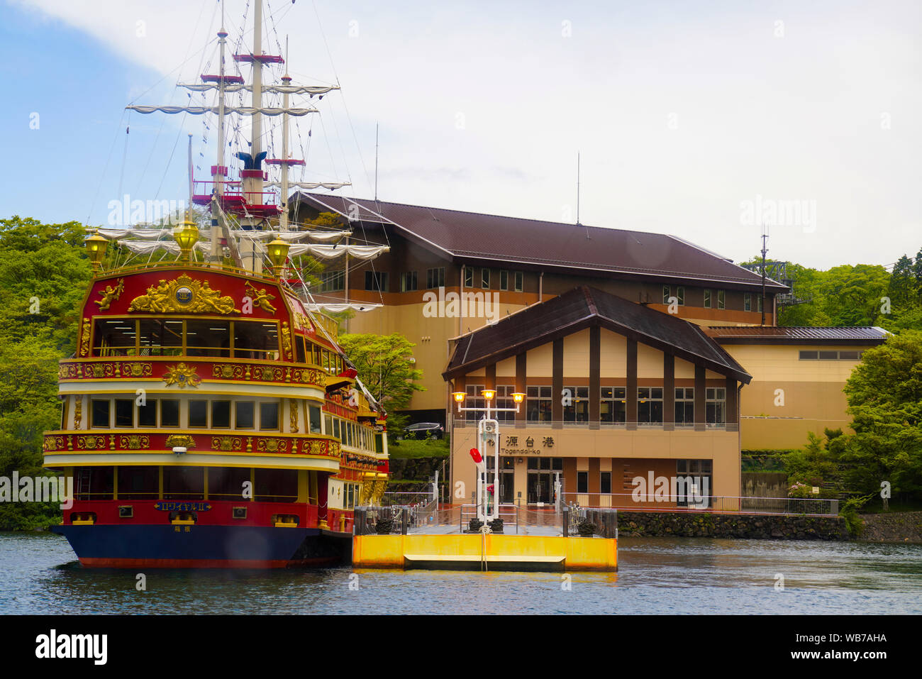 Yokosuka, Japan, 10., Mai, 2018. Der Hakone Sightseeing Kreuzfahrt. Eine Reise zum See und die schöne Aussicht auf die Berge genießen. Stockfoto