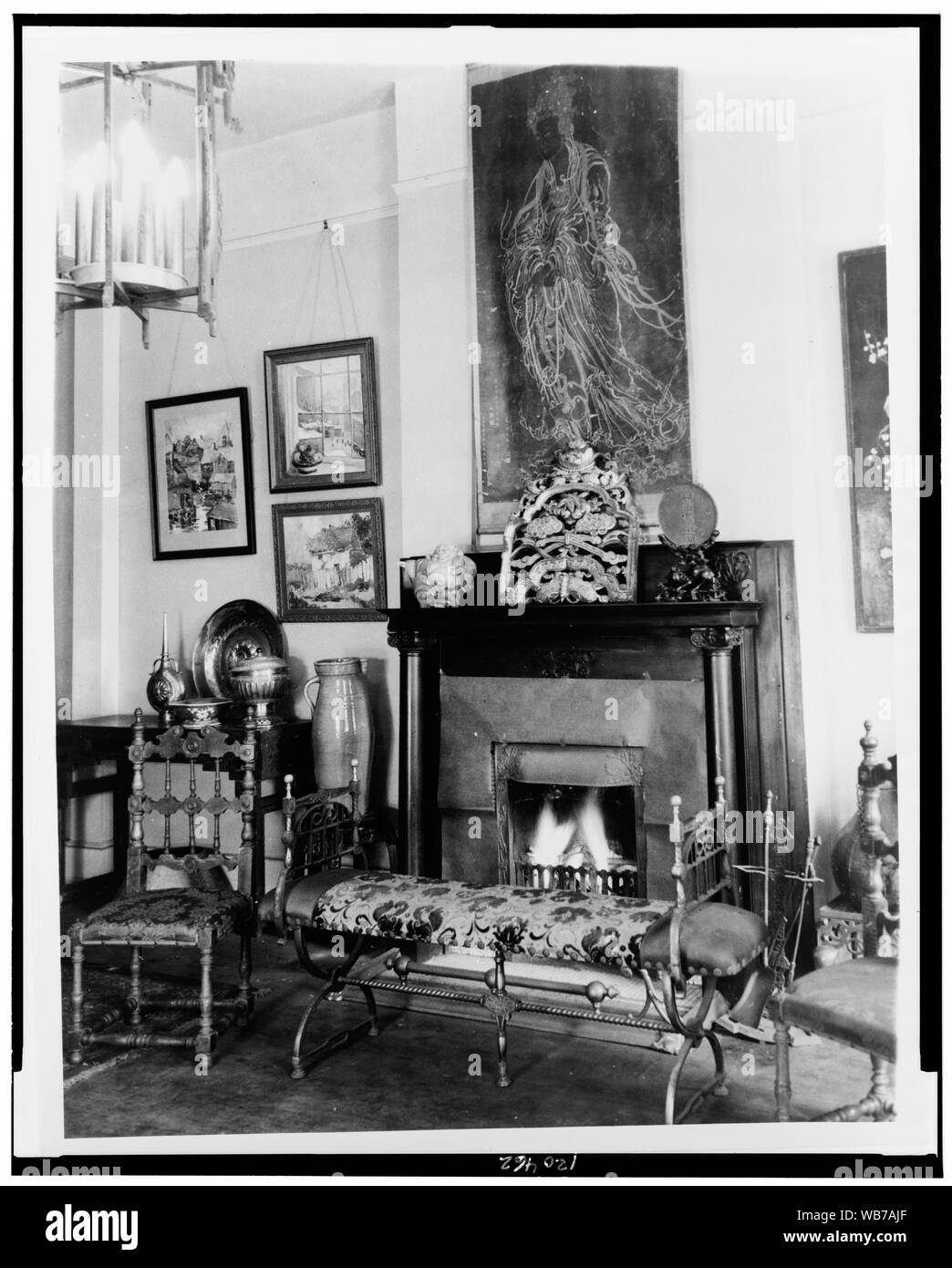Kamin, Möbel und Kunstwerke in Frances Benjamin Johnston's Home, 1132 Bourbon Street, New Orleans, Louisiana Abstract / Medium: 1 Fotoabzug. Stockfoto