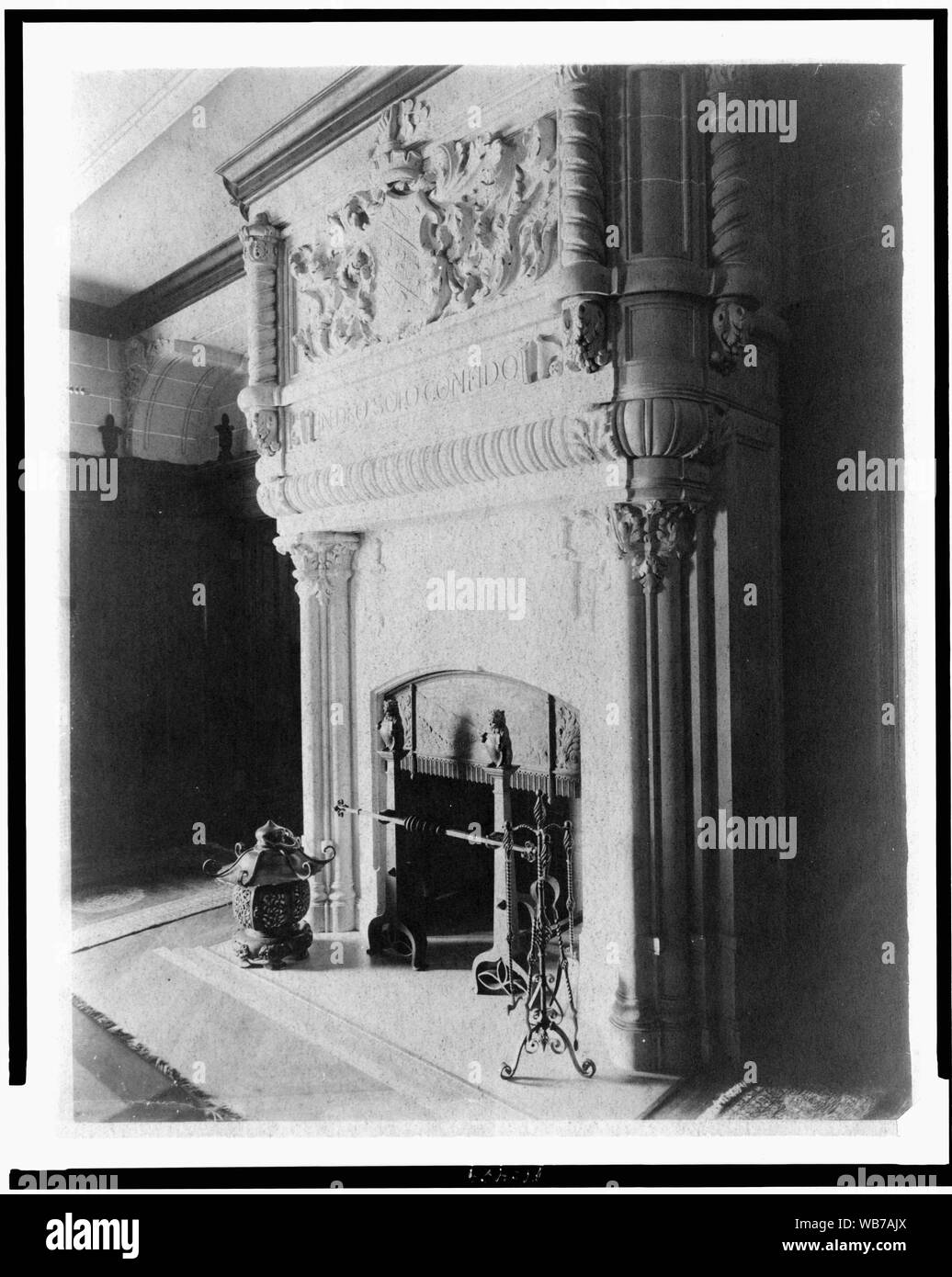 Kamin, mit Worten in Deo solo coneido, Heimat von Edmund Cogswell Converse, Greenwich, Connecticut Abstract / Medium: 1 Foto: cyanotypie. Stockfoto