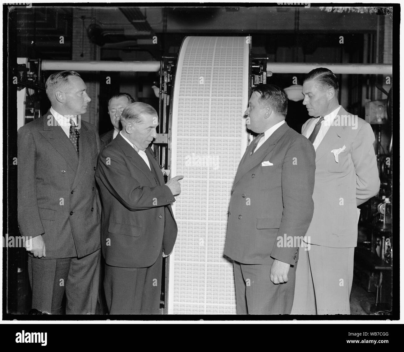 Zuerst aus der Presse. Washington D.C., Sept. 10. Der erste Druck des neuen 3-Cent Stempel, ausgestellt wird der 150. Jahrestag der Verabschiedung der Verfassung zu gedenken, kam heute der Presse am Büro der Gravur und Druck. Der erste Verkauf des Stempels wird in Philadelphia auf der Tag der Verfassung Sept. 17. Im Bild, von links nach rechts: Robert E. Holzfäller, Supp. Aufteilung der Briefmarken, Postfach Abt.; Wayne C. Taylor, steuerliche Asst. Der US-Verfassung Sesquicentennial Ausschuss; Roy M. Nord, der Dritte Assistant Postmaster General; und Winant Johnston, Mitglied des Stockfoto