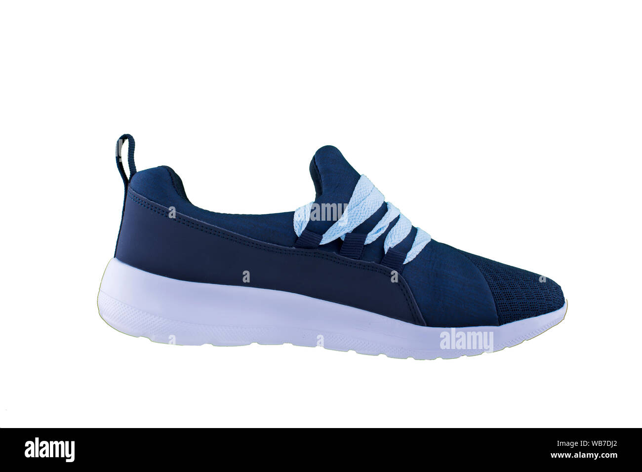 Sneakers. Sport Schuhe Seitenansicht auf weißem Hintergrund. Dunkel Blau  Schuh mit weißer Sohle und blaue Schnürsenkel Stockfotografie - Alamy