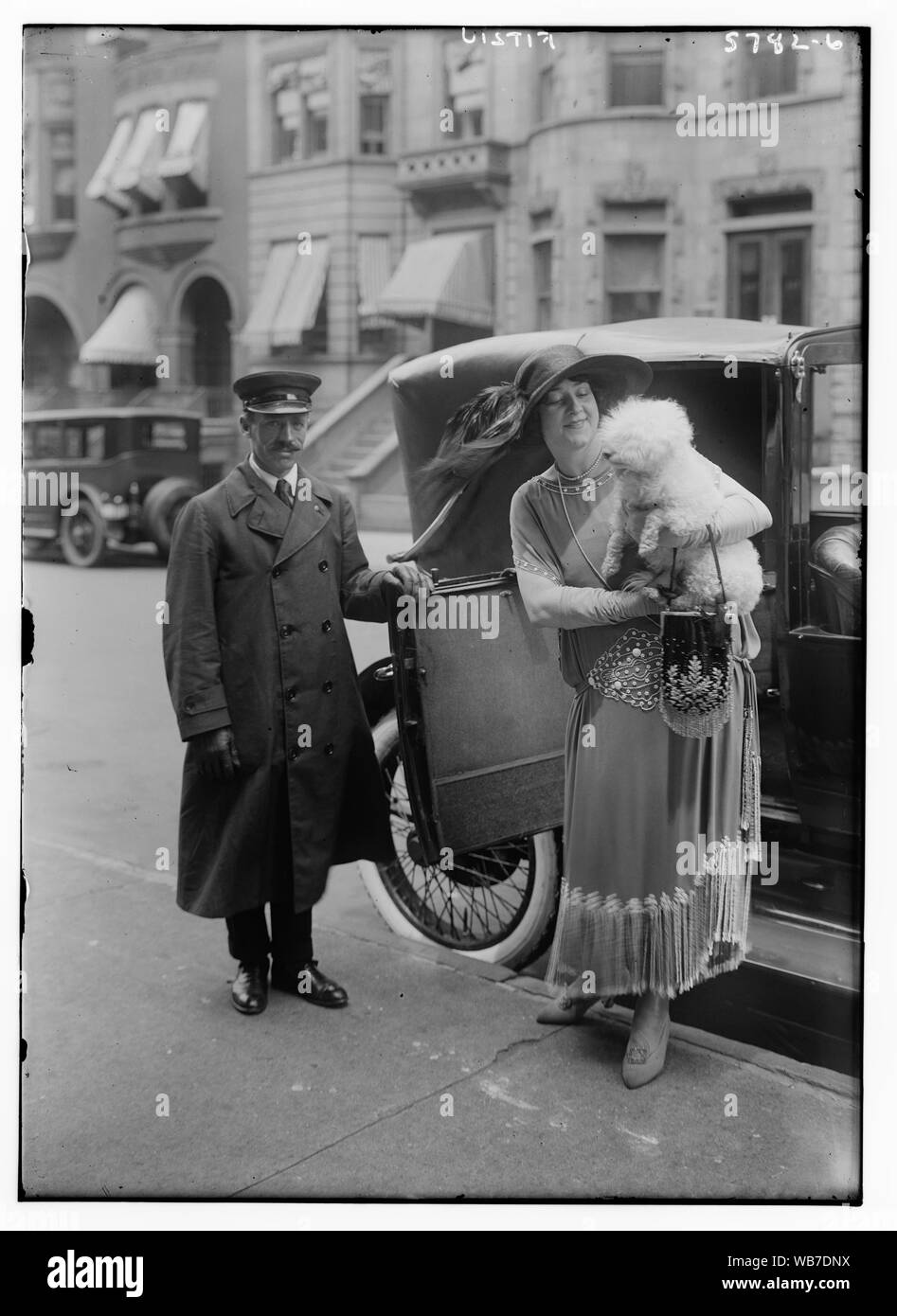 [Fitziu holding Hund, aus dem Auto] Abstract / Medium: 1 Negativ: Glas; 5 x 7 in. oder kleiner. Stockfoto