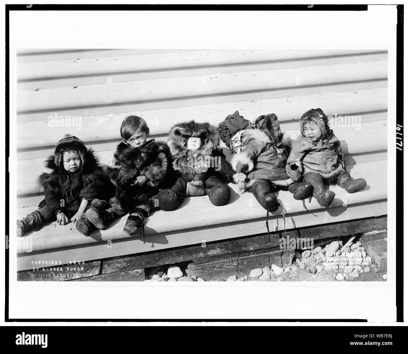 Fünf kleine Eskimo (?) Kinder in Fell Kleider gebündelt Sitzen] / F.H. Nowell, offizieller Fotograf, Alaska-Yukon-Pazifik Ausstellung Abstract / Medium: 1 Fotoabzug. Stockfoto