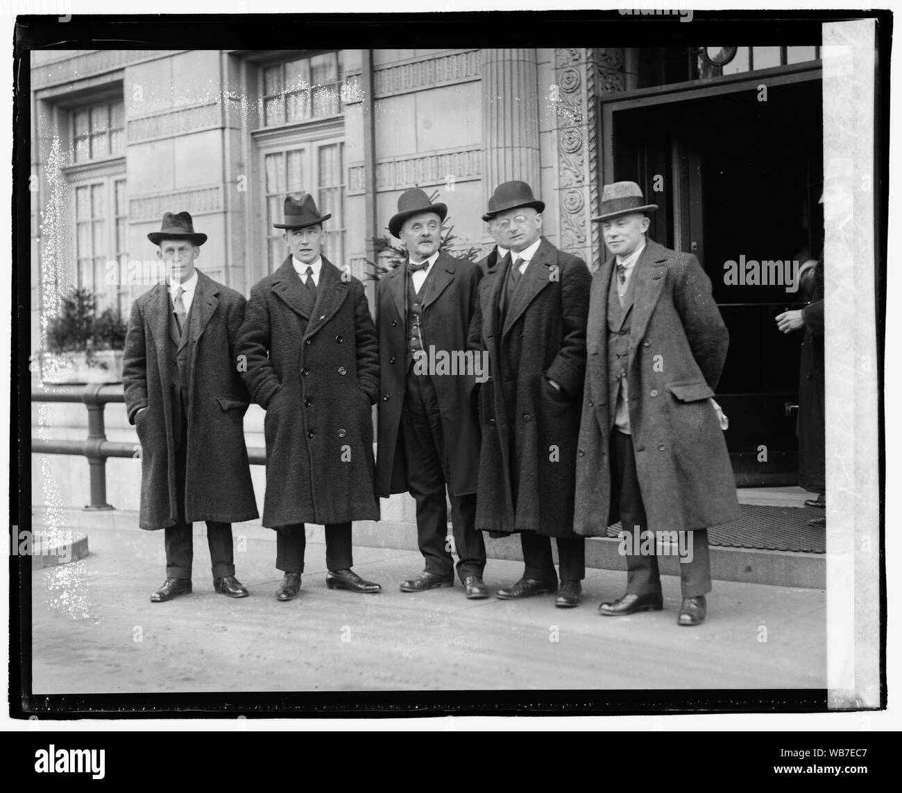 Fünf unbekannte Männer vor dem Gebäude stehen, 1/13/21 Abstract / Medium: Nationale Foto- Sammlung Stockfoto Fünf unbekannte Männer vor dem Gebäude stehen, 1/13/21 Abstract / Medium: Nationale Foto- Sammlung Stockfoto
