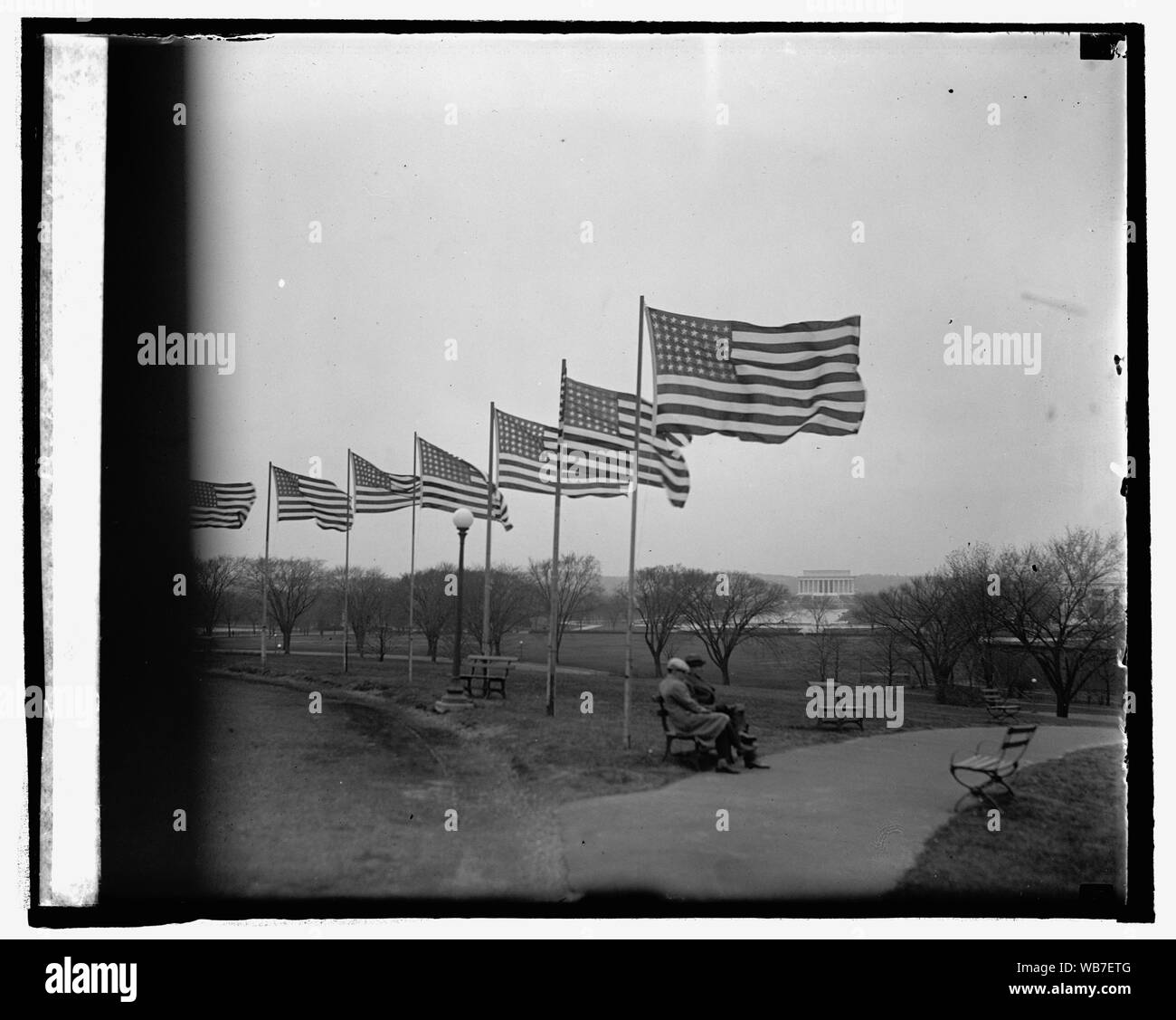 Fahnen auf Basis in Washington Monument, 2/23/25 Abstract / Medium: 1 Negativ: Glas; 4 x 5 in. oder kleiner Stockfoto