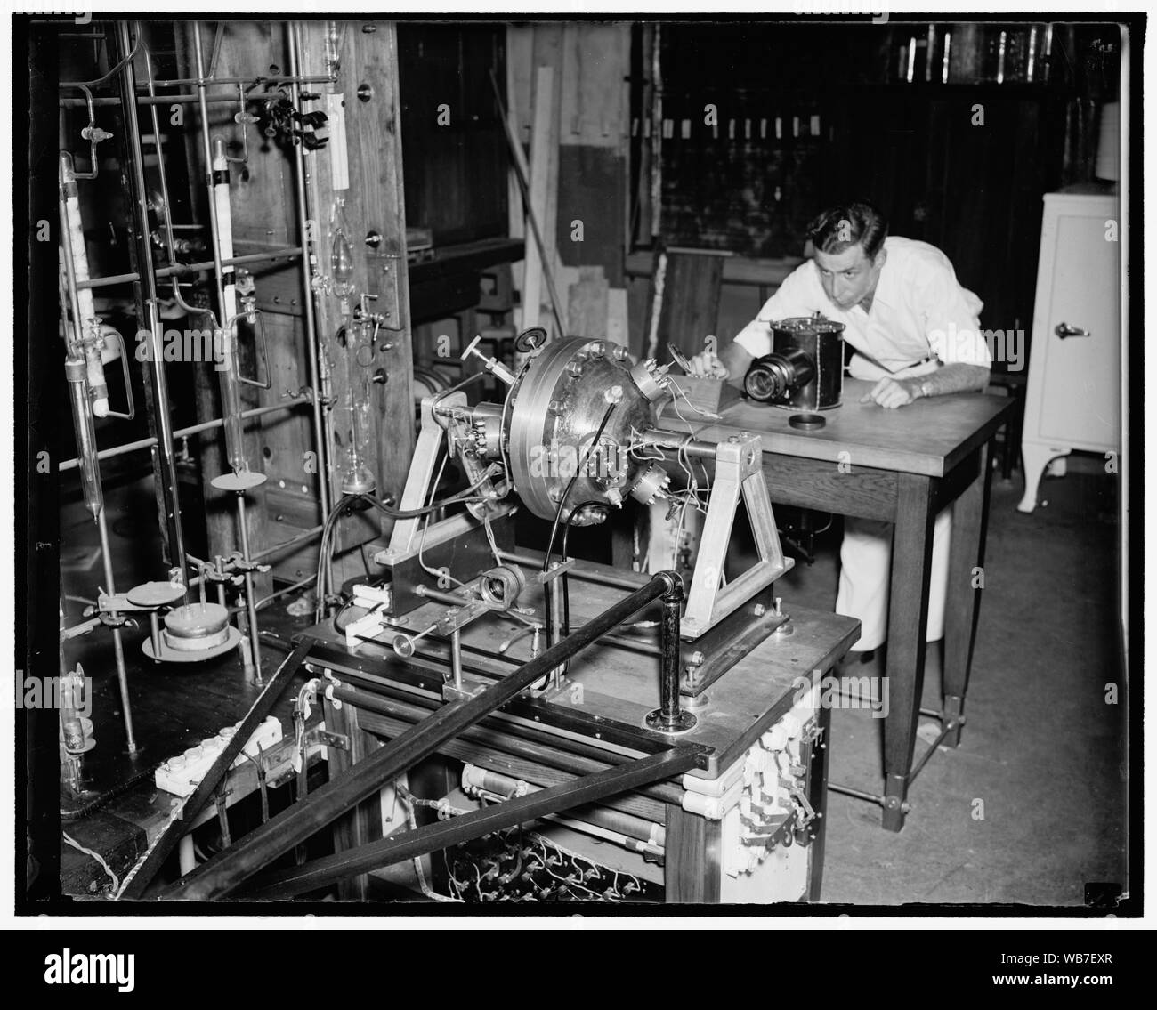 Flamme propogation in Gasmotoren fotografiert. Washington, D.C., Aug 26. Eine Untersuchung des Mechanismus der Flamme propogation im Zylinder eines Verbrennungsmotors wird am US-Büro von Standards für die Nationalen Beratenden Ausschuss für die Luft- und Raumfahrt. Eine secial Bombe aus Stahl, im Vordergrund, und für Drücke bis zu 500 kg zu den Quadratzoll standhalten wird verwendet, um die Fortschritte der Flamme und der Anstieg des Drucks, die fotografisch während der gasexplosionen unter sorgfältig kontrollierten Bedingungen aufgezeichnet werden. Die Kamera, wo die Aufnahmen ein Stockfoto