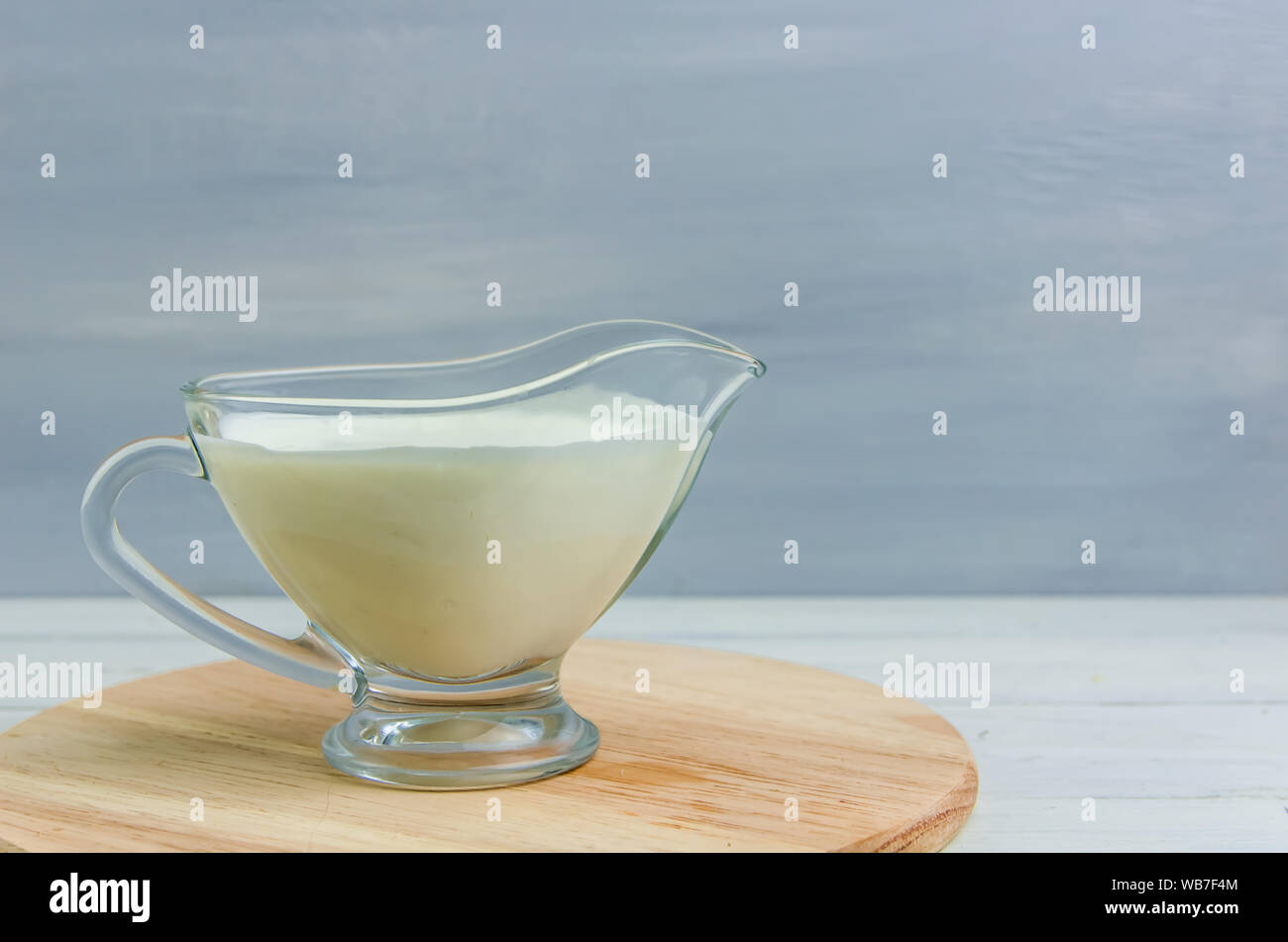 Milchprodukte frische saure Sahne auf weißem Hintergrund mit Kopie Raum Stockfoto