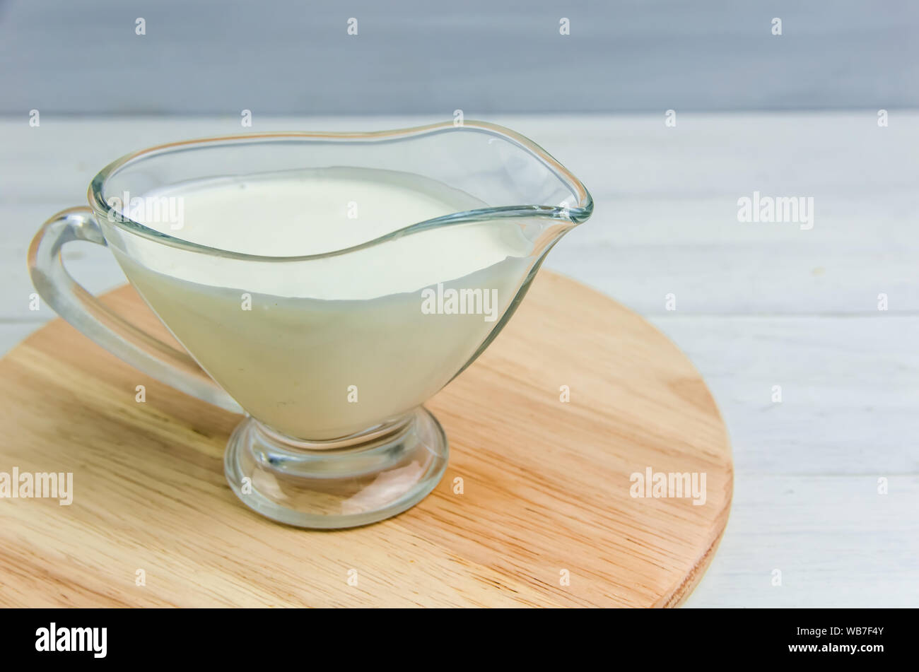 Milchprodukte frische saure Sahne auf weißem Hintergrund mit Kopie Raum Stockfoto