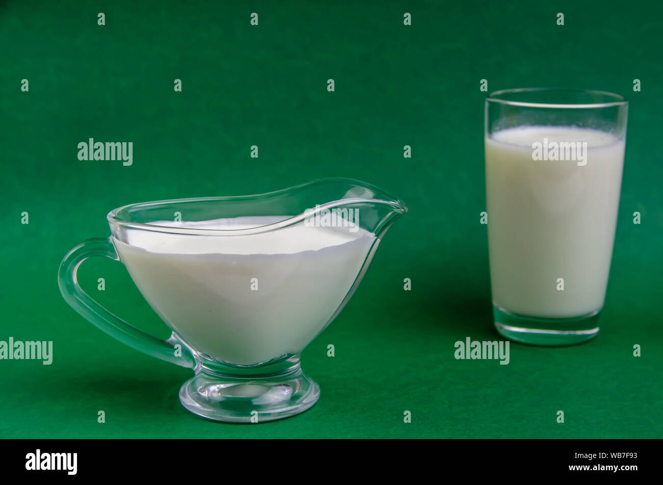 Milchprodukte frische saure Sahne und ein Glas Milch auf grünem Hintergrund mit Kopie Raum Stockfoto