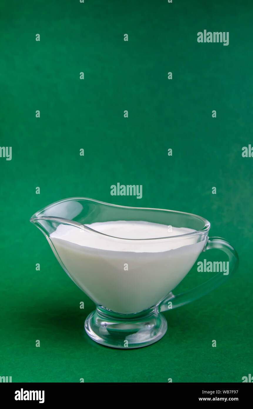 Milchprodukte frische saure Sahne auf grünem Hintergrund mit Kopie Raum Stockfoto